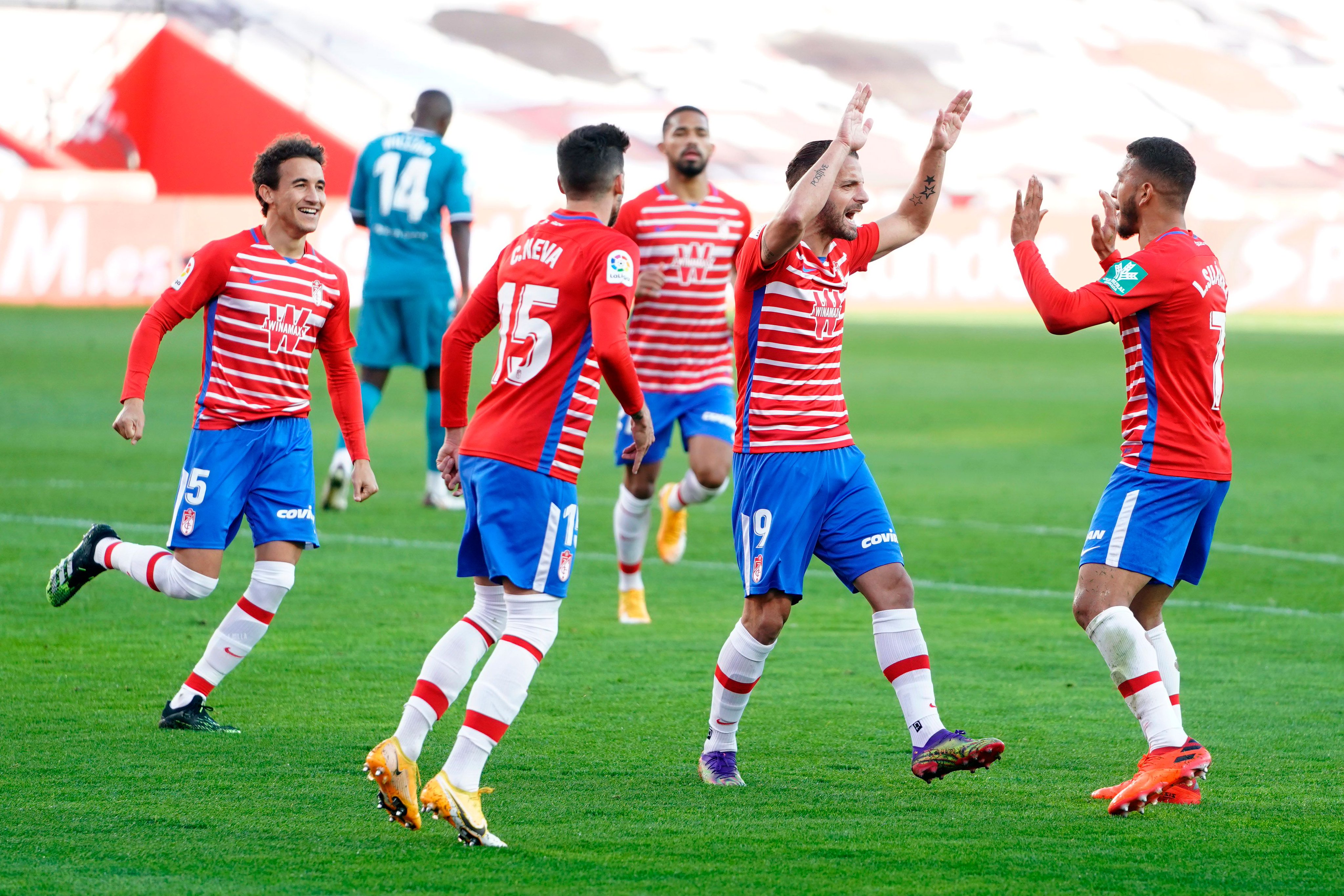 Para pemain Granada melakukan selebrasi usai mencetak gol ke gawang Real Betis di laga La Liga.