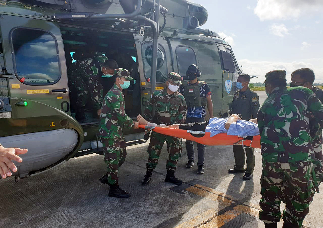 Anggota Tim Gabungan Pencari Fakta (TGPF) kasus Intan Jaya yang terluka Bambang Purwoko tiba di Timika menggunakan helikopter TNI-AU.