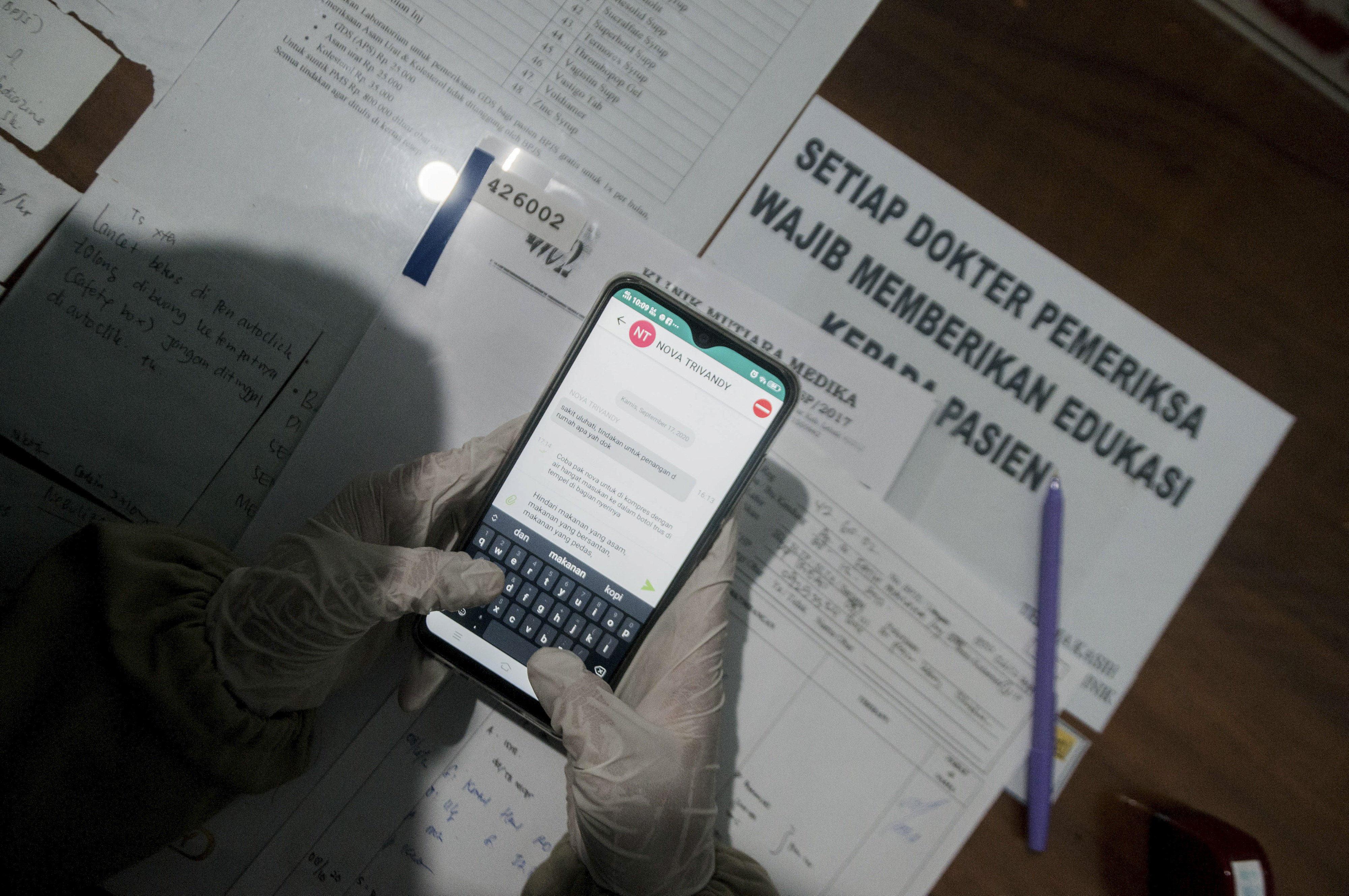 Dokter memeberikan konsultasi kesehatan pada peserta BPJS Kesehatan melalui Mobile JKN di Klinik Mutiara Medika, Lebak, Banten, Kamis (8/10)