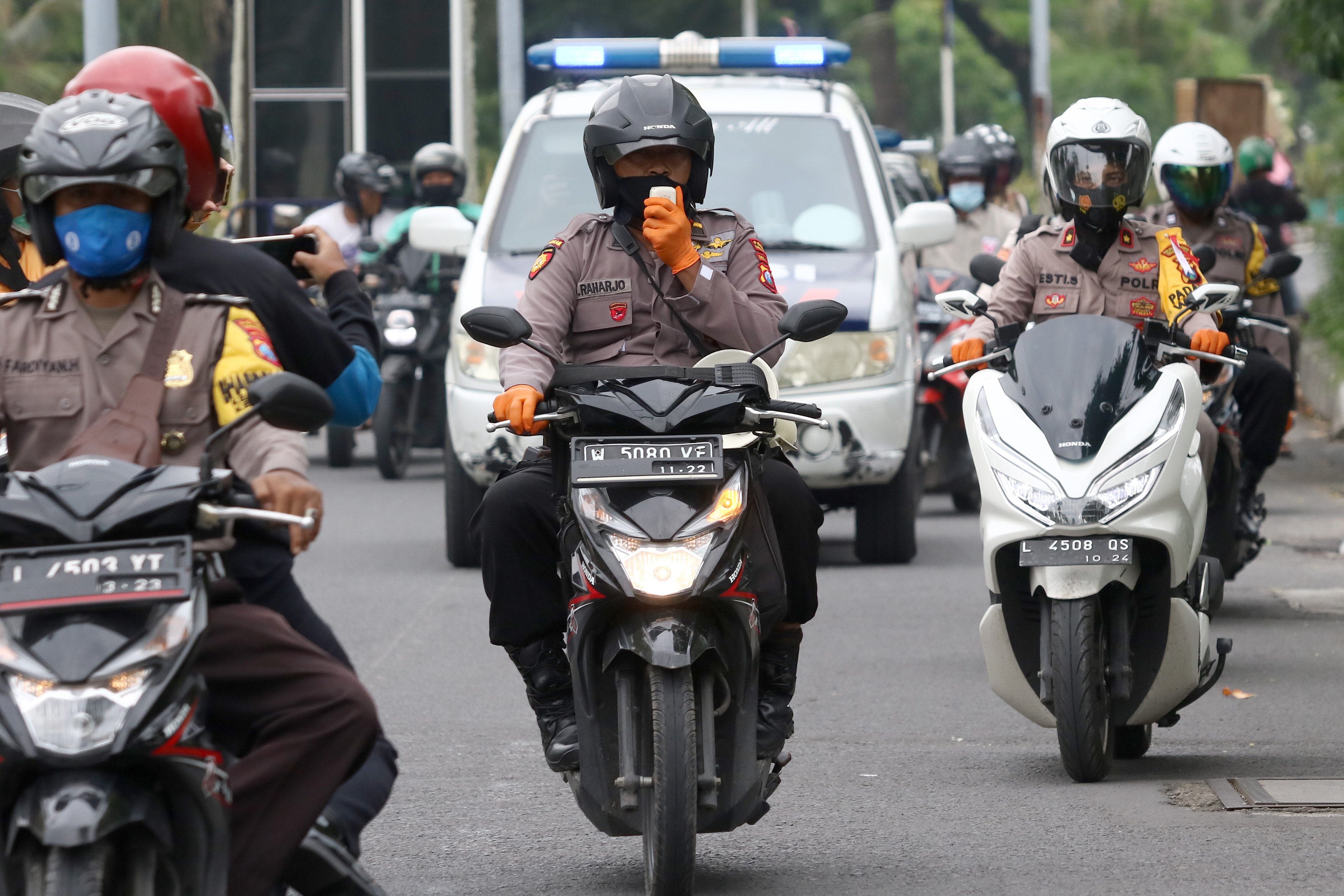 Polisi di Surabaya memberikan imbauan terkait prokes jelang malam Tahun Baru.