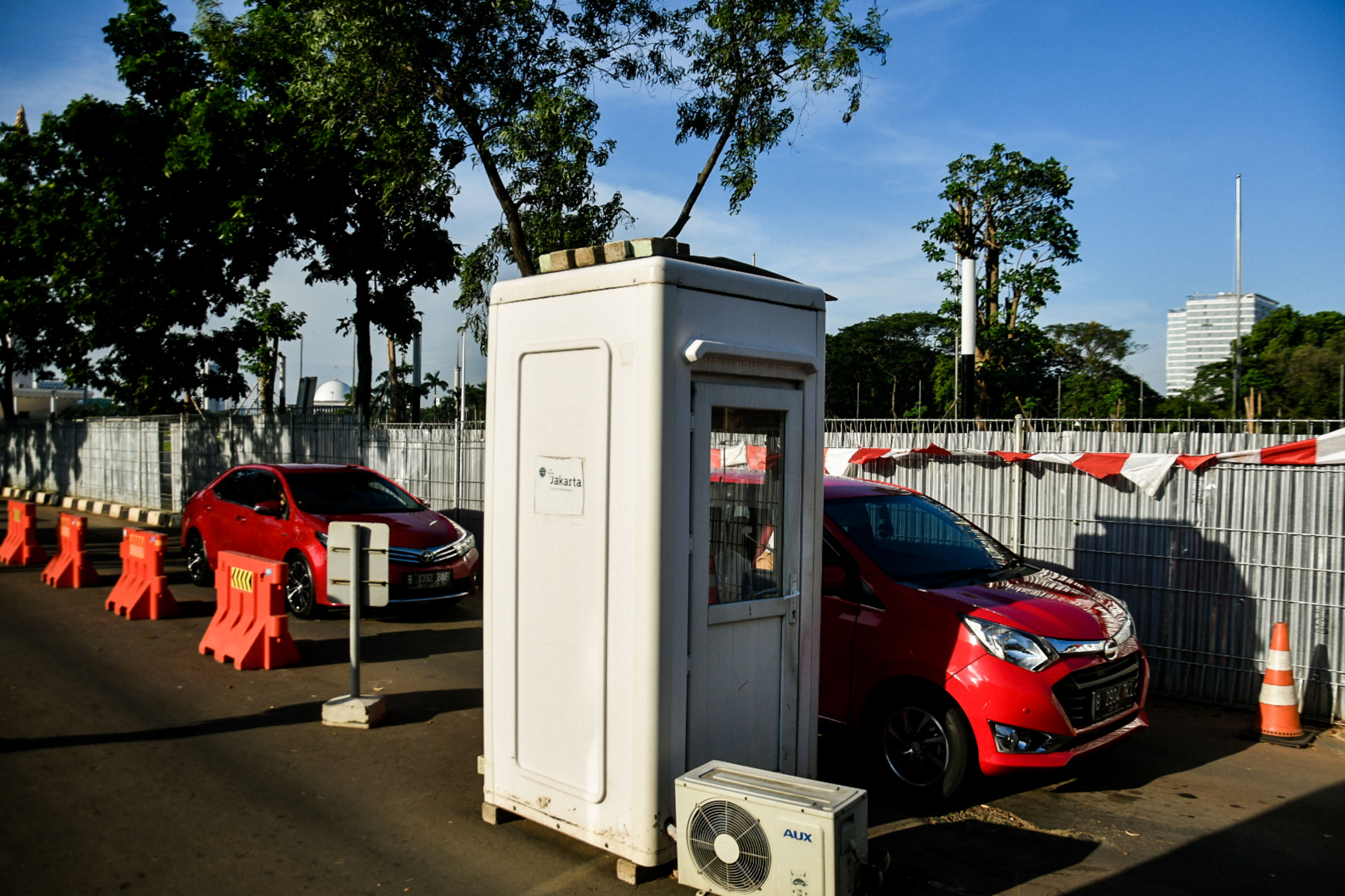 Aktivitas keluar masuk kendaraan di area Parkir IRTI Monas, Jakarta.
