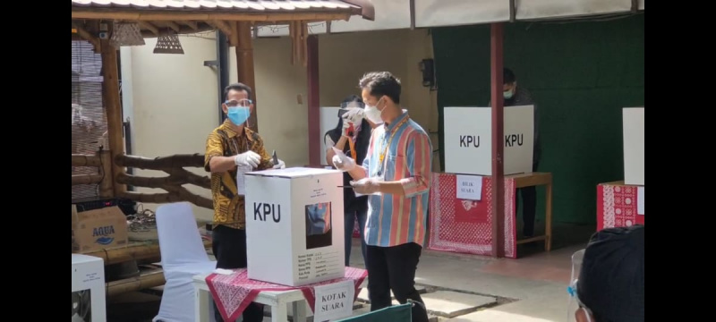 Calon Wali Kota Solo Gibran Rabuming memasukkan kertas suara ke kotak