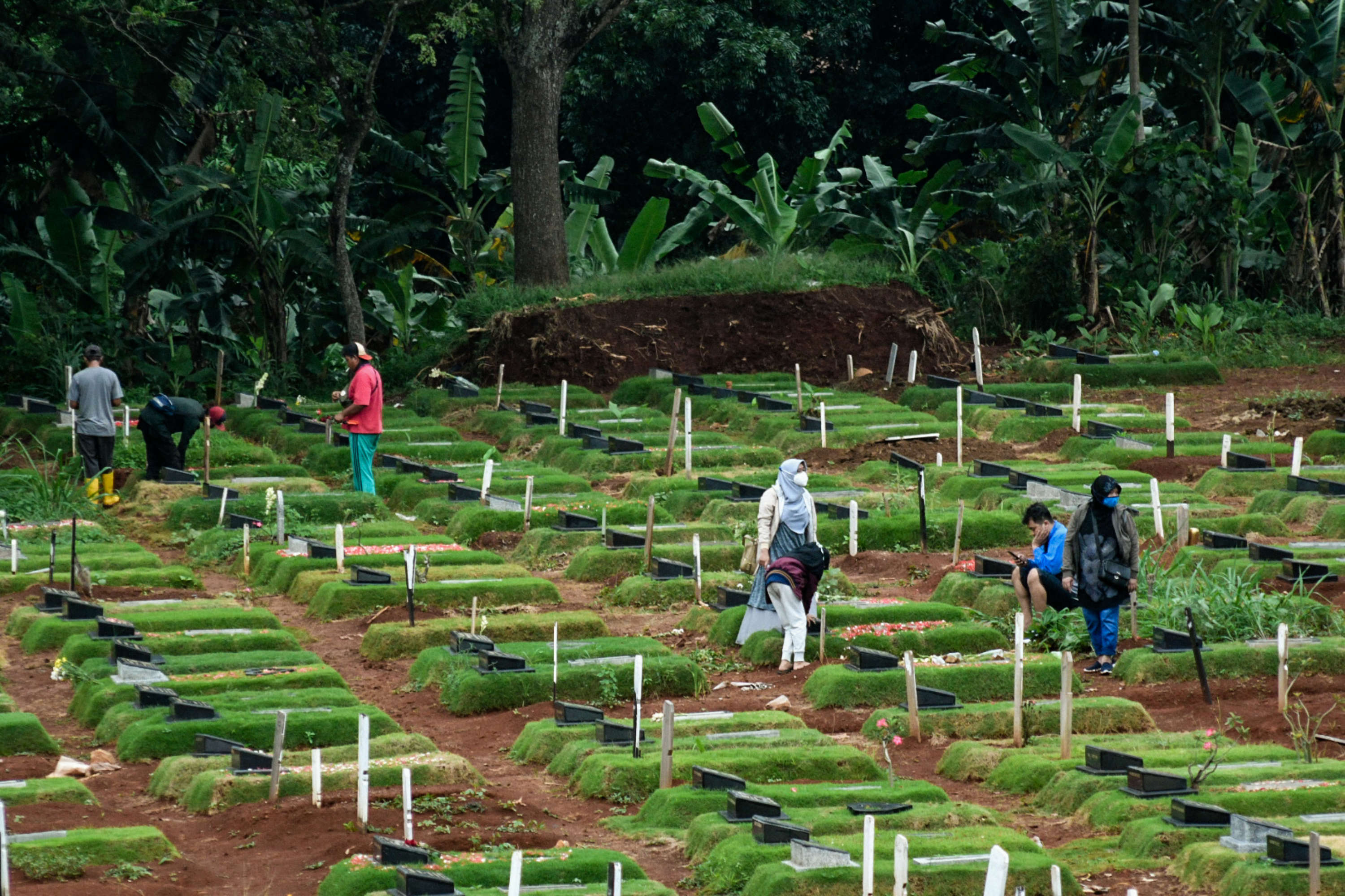 Warga berziarah ke makam keluarga khusus covid-19 di Tempat Pemakaman Umum (TPU) Pondok Ranggon, Jakarta, Minggu (7/12/2020).