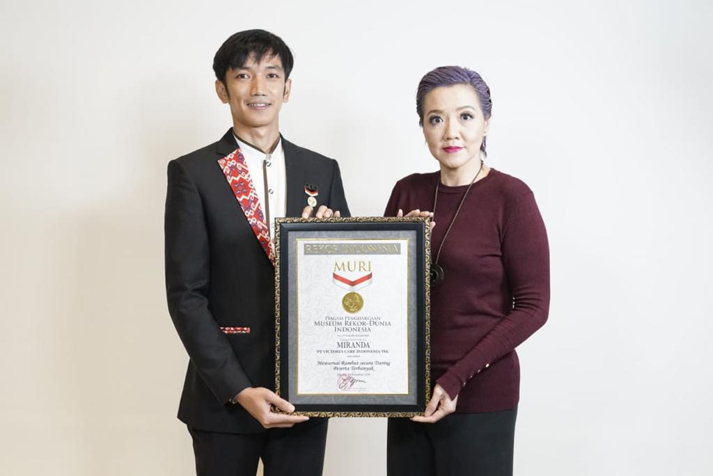  Event Miranda Colouring Indonesia dengan mengajak 1.500 masyarakat Indonesia dari 34 provinsi mewarnai rambut bersama diganjar penghargaan.