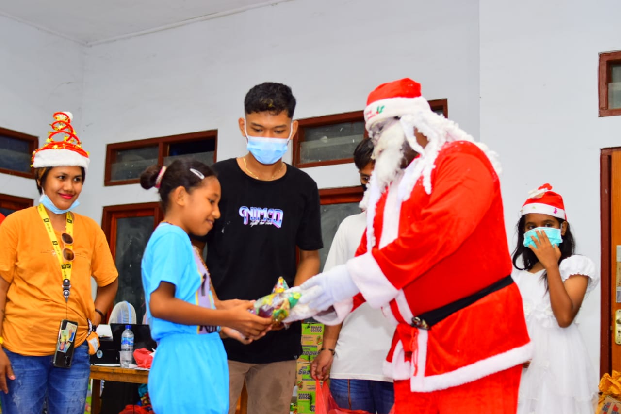 Sinterklas menghibur anak-anak di Pos Pengungsian Erupsi Ile Lewotolok