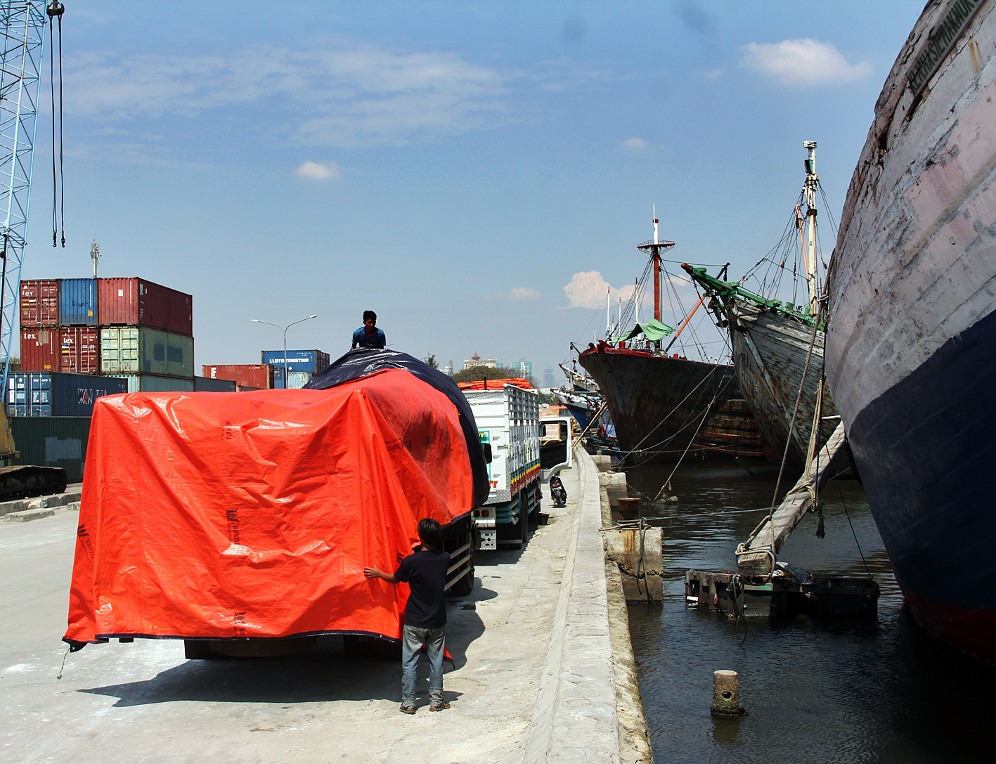 Aktivitas bongkar muat di pelabuhan. Bank Dunia memperkirakan pemulihan ekonomi masih panjang dan penuh tantangan