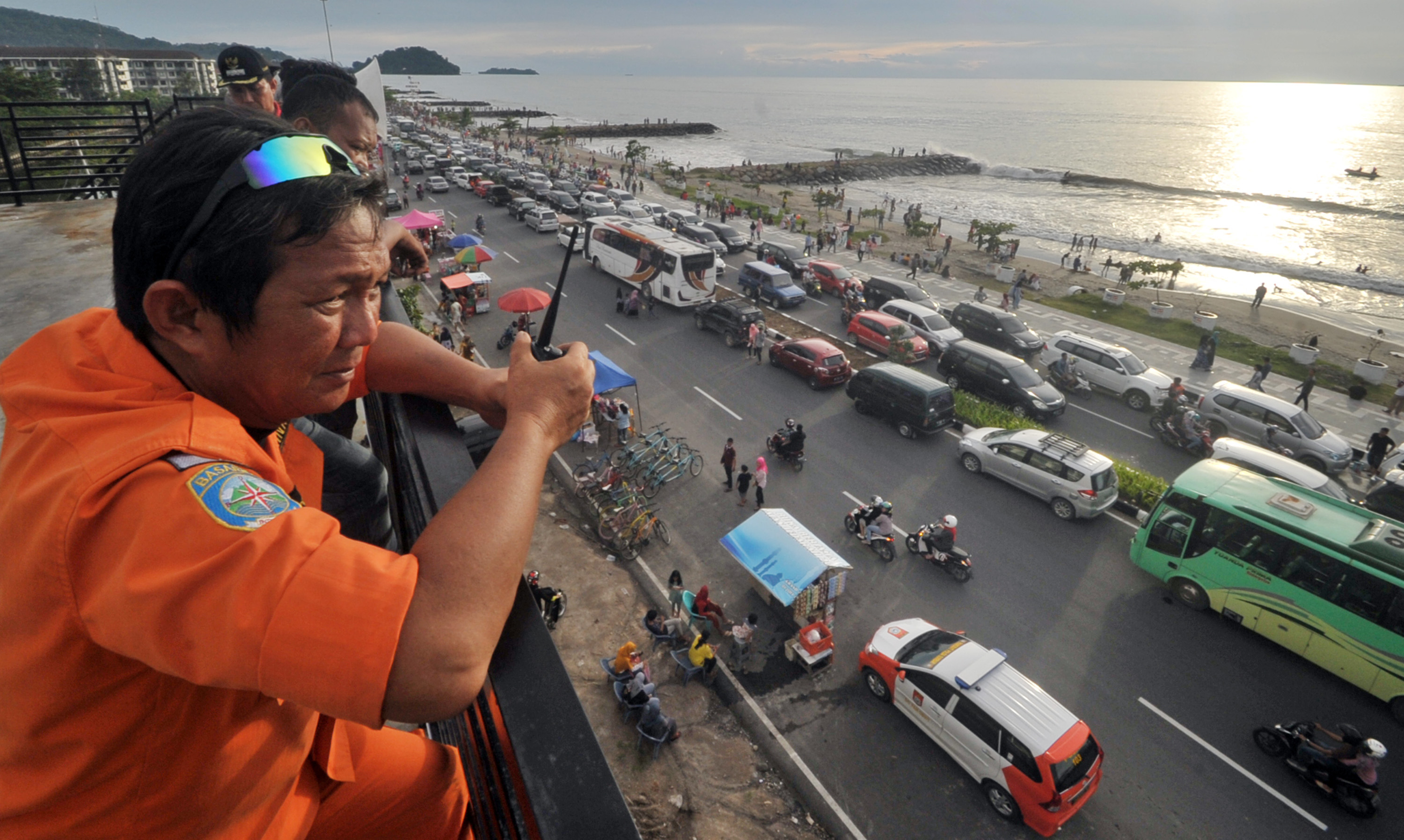  Petugas SAR memantau kondisi keramaian di kawasan Pantai Padang, Sumatra Barat, Minggu (25/12).