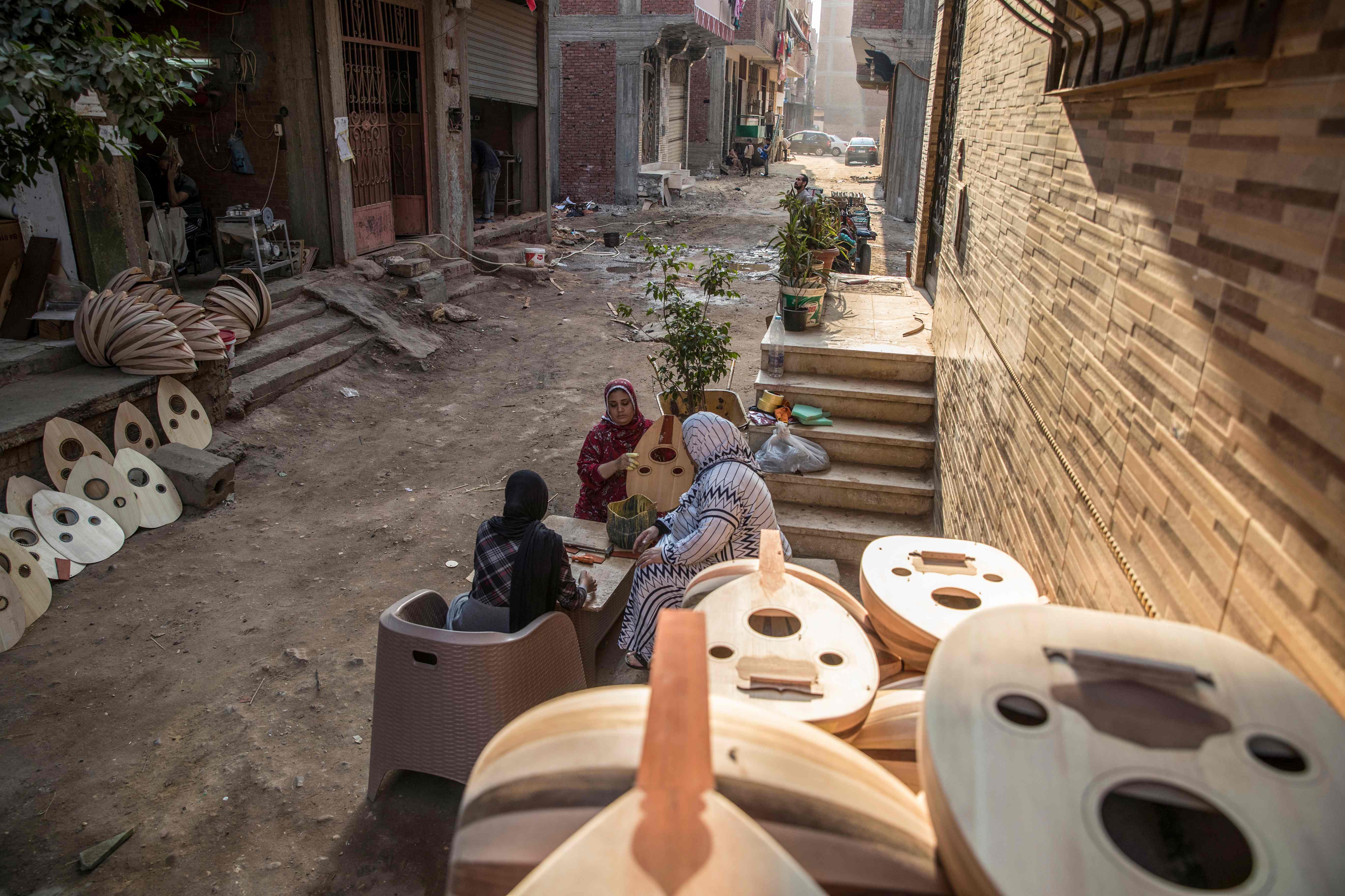 Salah satu sentra pembuatan oud (gitar khas Timur Tengah)