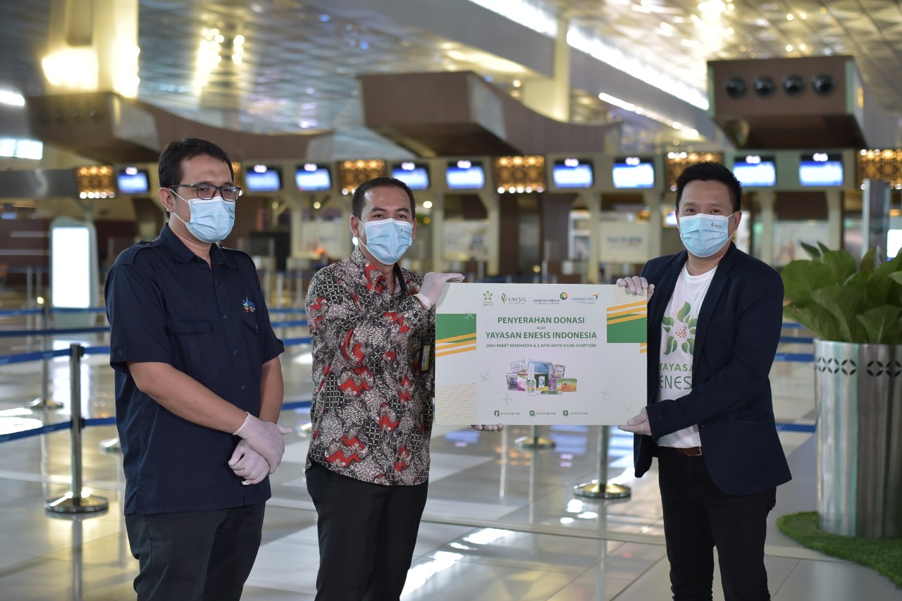 Enesis Group melalui Yayasan Enesis Indonesia membagikan healthy kit kepada para penumpang di Stasiun Kota, Jakarta.
