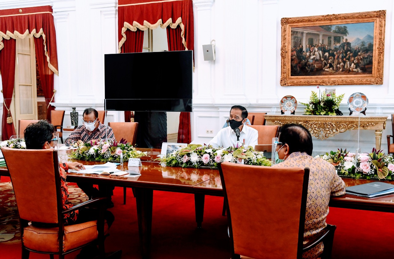 Presiden Joko Widodo (kedua dari kiri) memimpin rapat di Istana Merdeka, Jakarta