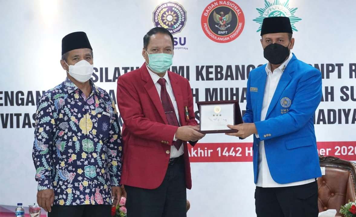Kepala BNPT Komjen Pol Dr Boy Rafli Amar MH (kanan) dan Rektor Universitas Muhammadiyah Sumatera Utara (UMSU) Dr.Agussani MAP (tengah). 