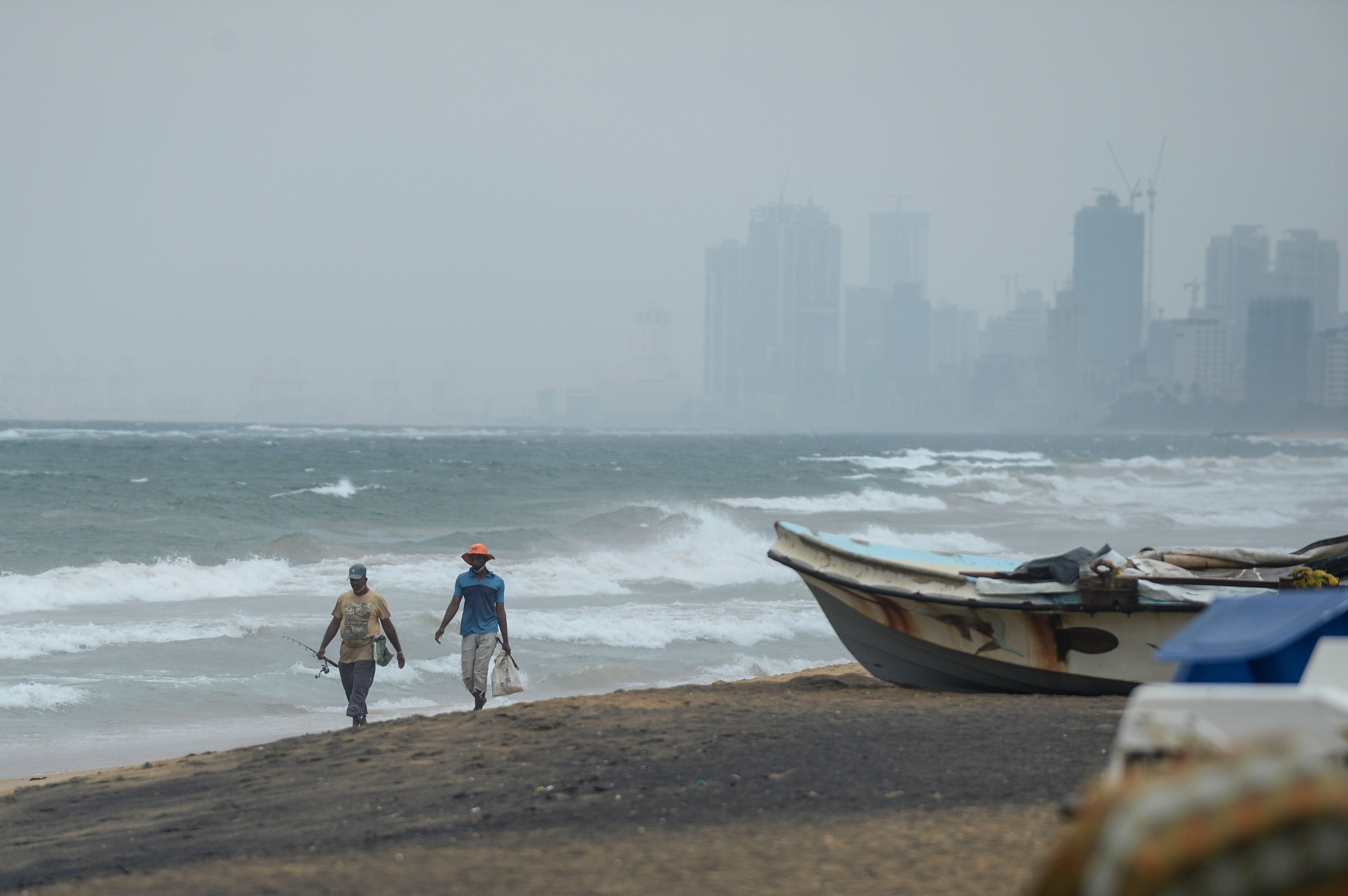 Wilayah pesisir Sri Lanka yang diselimuti awan gelap. 