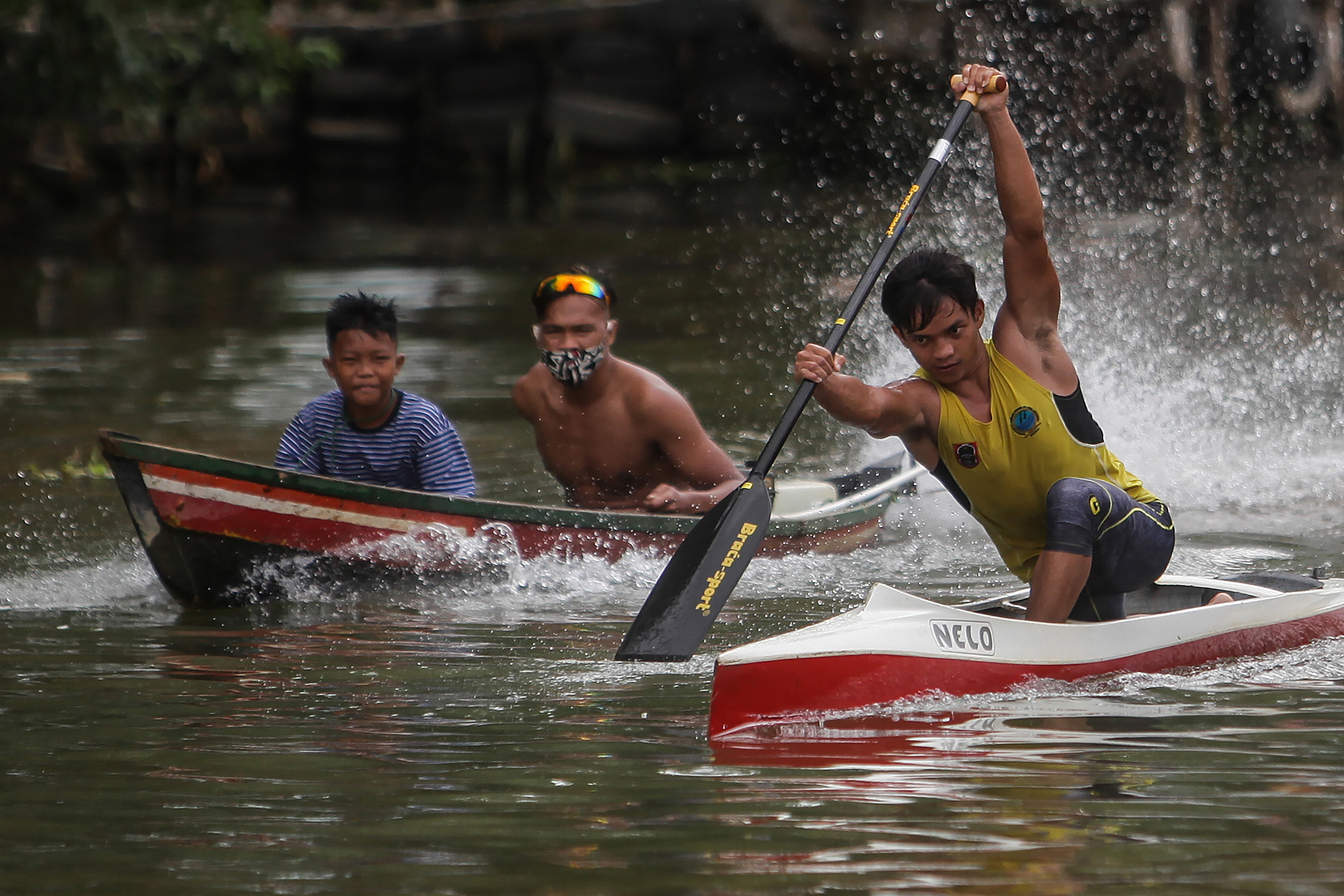 Atlet dayung menjalani sesi latihan di kawasan Sungai Martapura, Kalimantan Selatan.