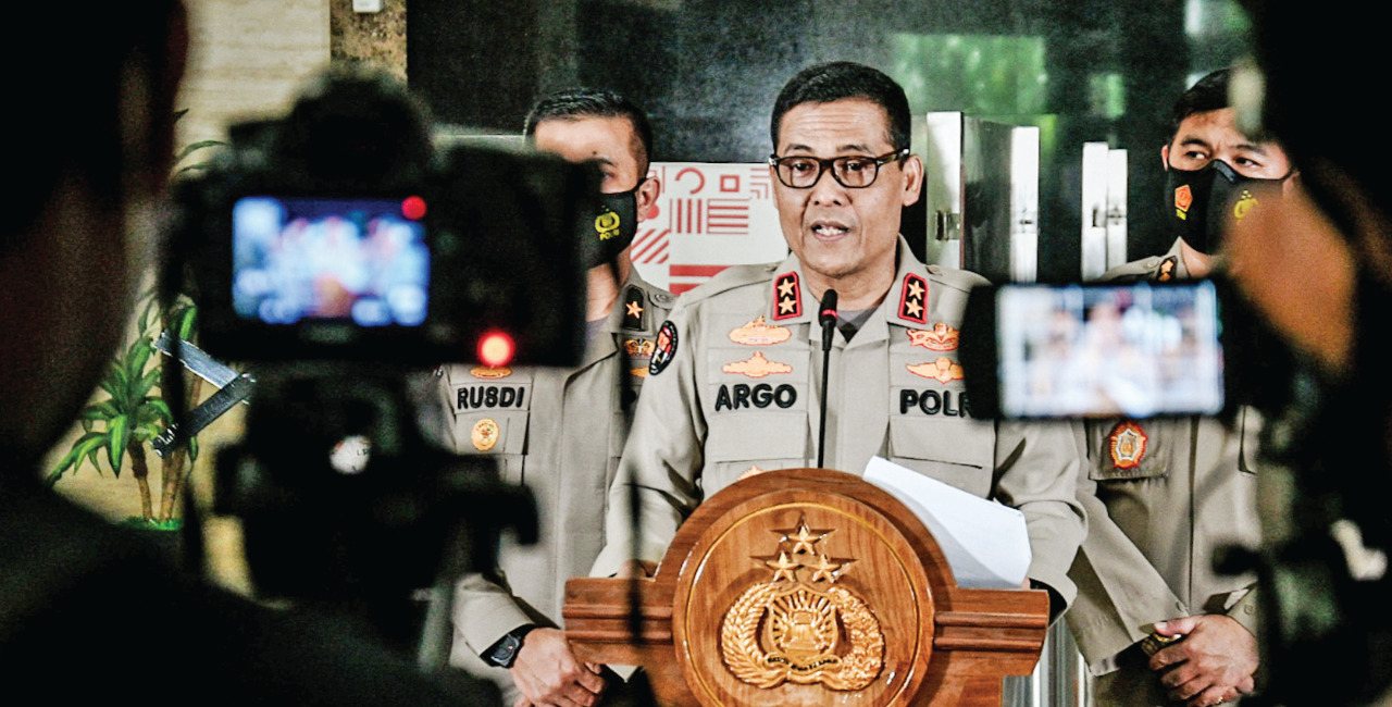 Kadiv Humas Polri Irjen Argo Yuwono (tengah) memberikan keterangan pers mengenai anggaran jaringan teroris Jamaah Islamiyah.