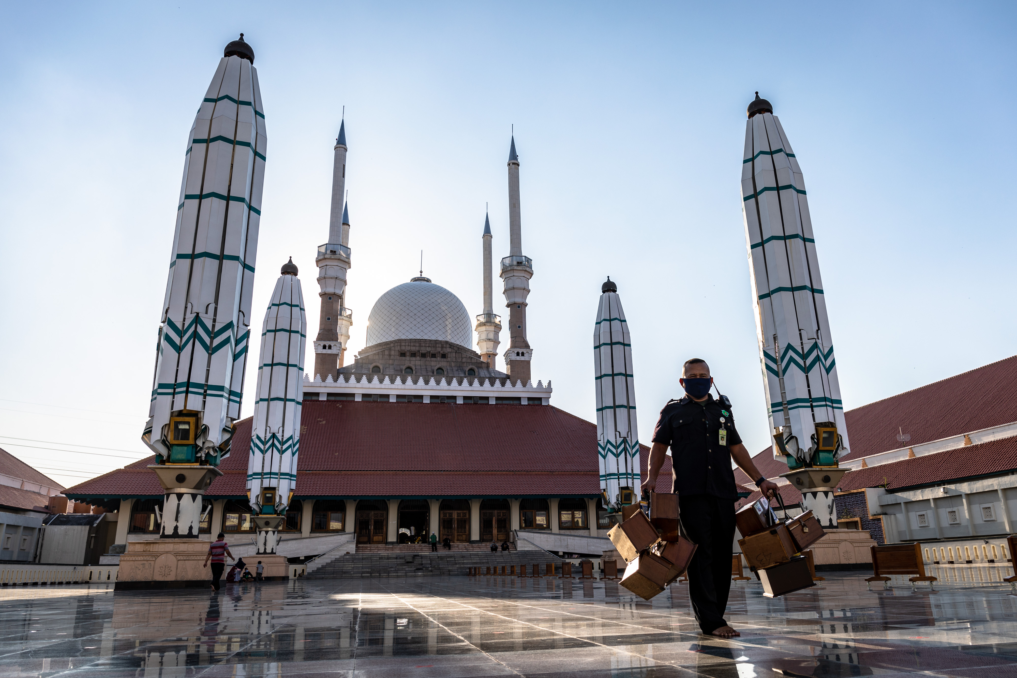 Petugas menyiapkan kotak amal di kompleks Masjid Agung Jawa Tengah (MAJT), Semarang, Jawa Tengah, Kamis (30/7).