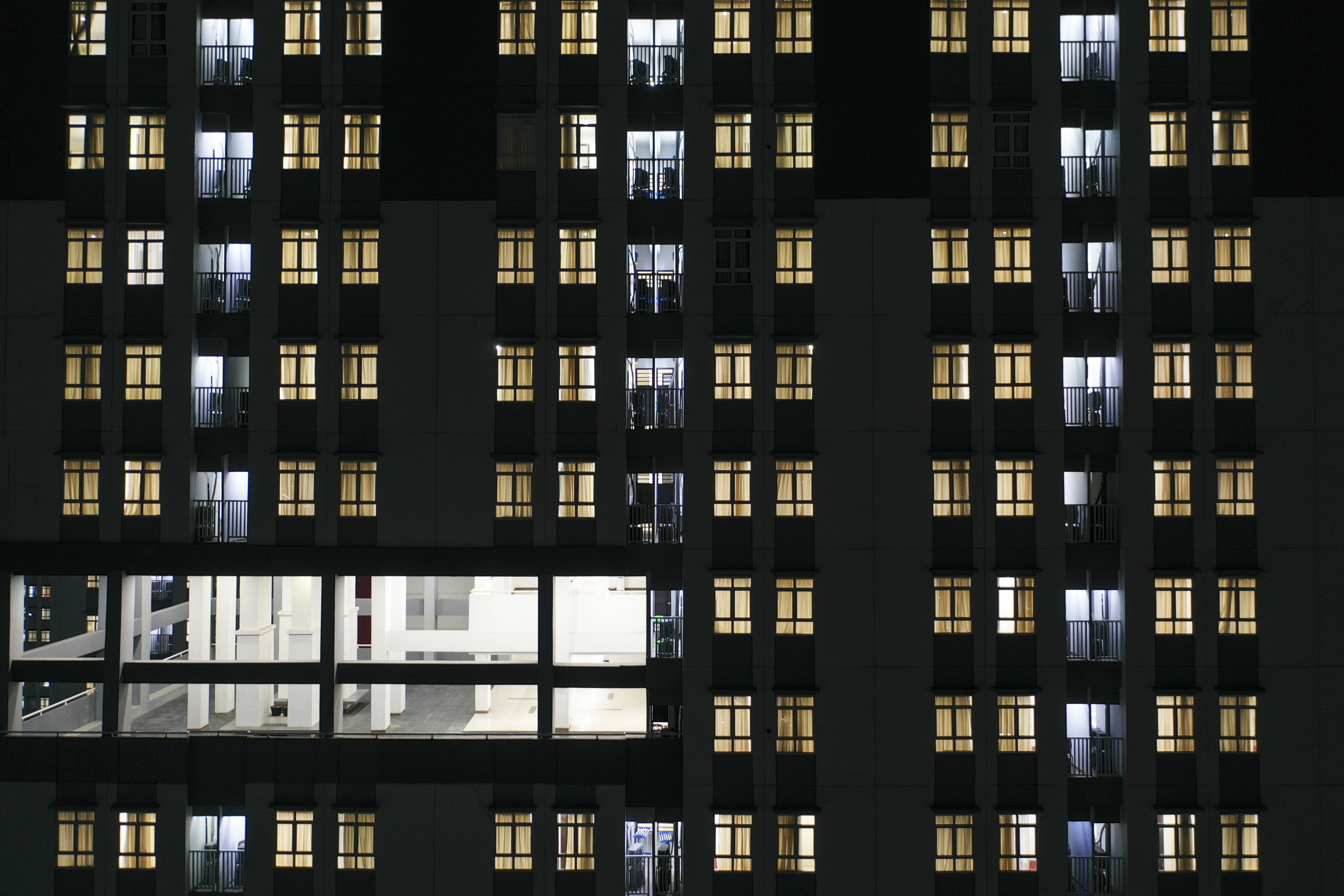 Foto aerial suasana Rumah Sakit Darurat Penanganan COVID-19 Wisma Atlet Kemayoran, di Jakarta,