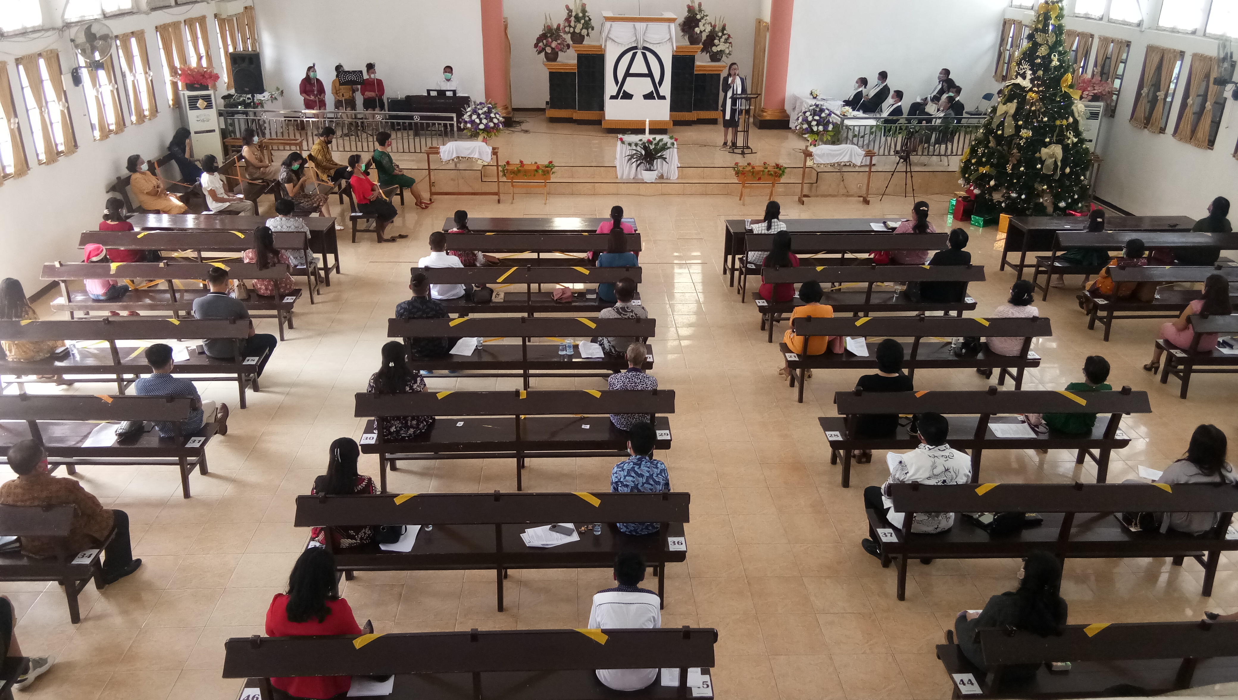 Misa Natal di sebuah gereja di Poso, Sulawesi Tengah, Jumat (25/12)