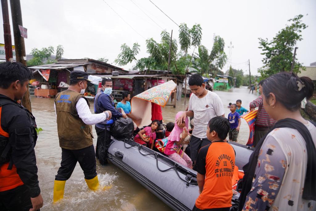 Tim penyelamat mengevakuasi warga yang permukiman mereka terendam banjir di Kota Makassar, Sulsel.