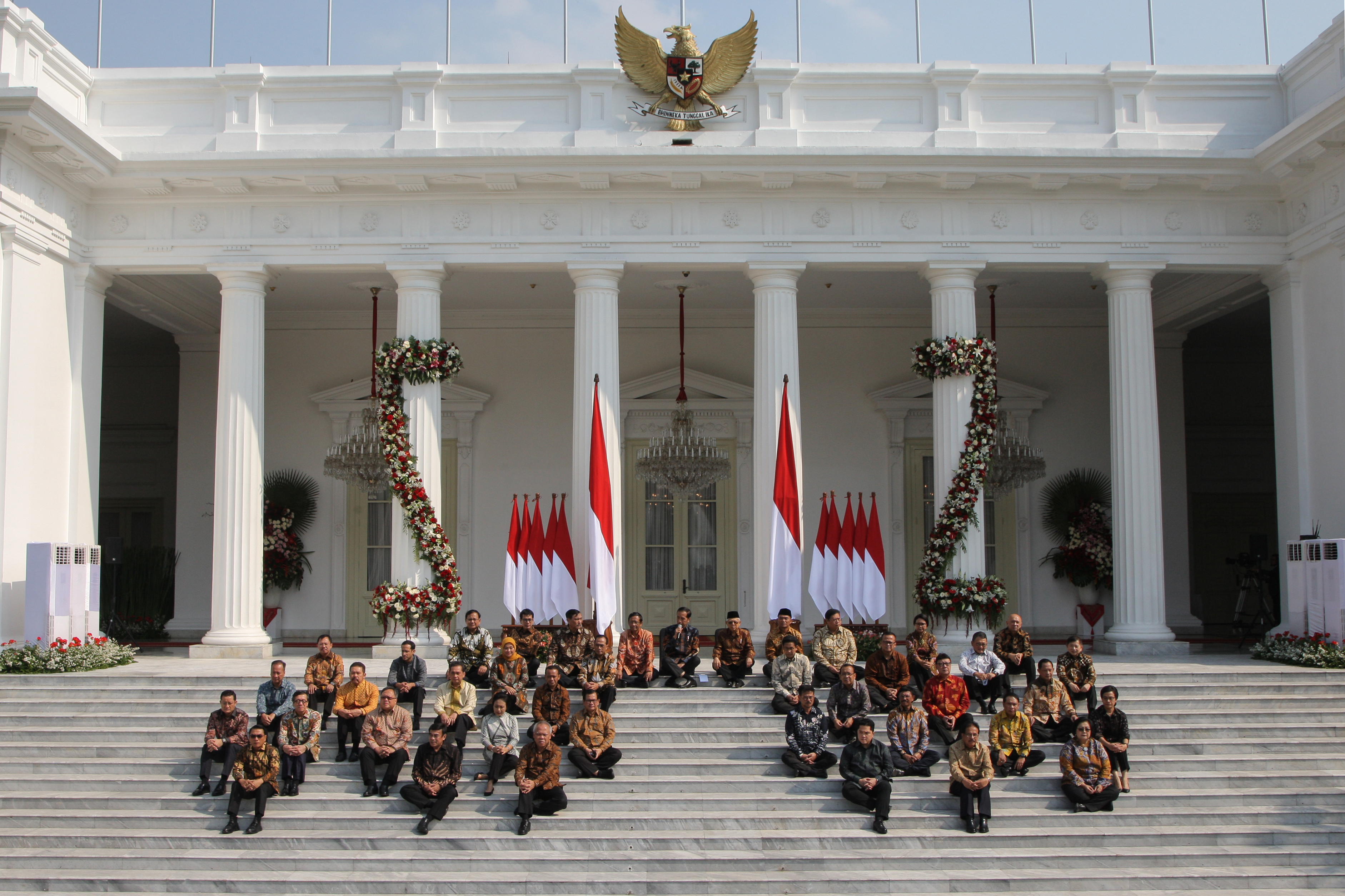 Presiden Joko Widodo berfoto bersama dengan para menteri Kabinet Indonesia Maju di Istana Negara, 23 Oktober 2019.
