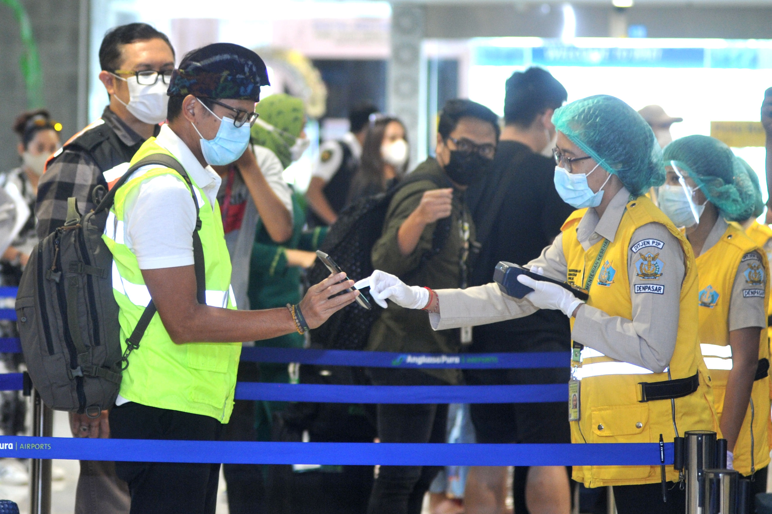 Menparekraf Sandiaga Uno menunjukkan dokumen kesehatan kepada petugas KKP Kelas I Denpasar saat tiba di  Bandara I Gusti Ngurah Rai Bali.