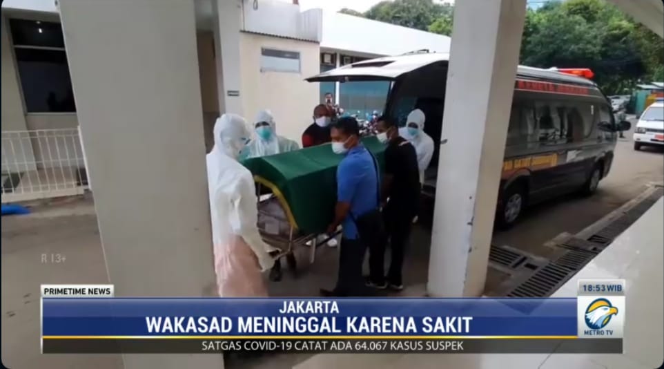 Petugas jenazah siap membawa jasad Wakil KSAD.
