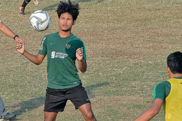 Pesepak bola timnas U-19 Indonesia Amiruddin Bagus Kahfi melakukan latihan