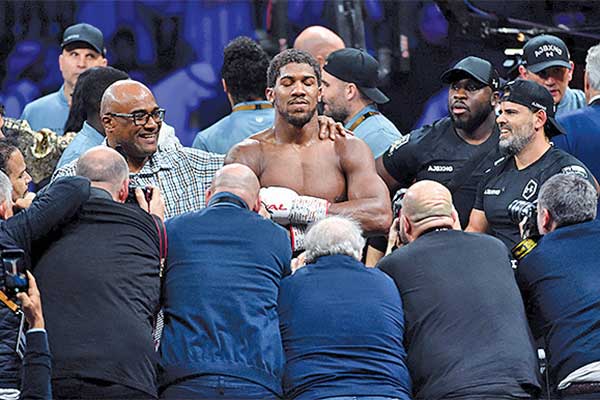 Petinju Inggris Anthony Joshua seusai mempertahankan gelar di Arab Saudi, Desember tahun lalu.