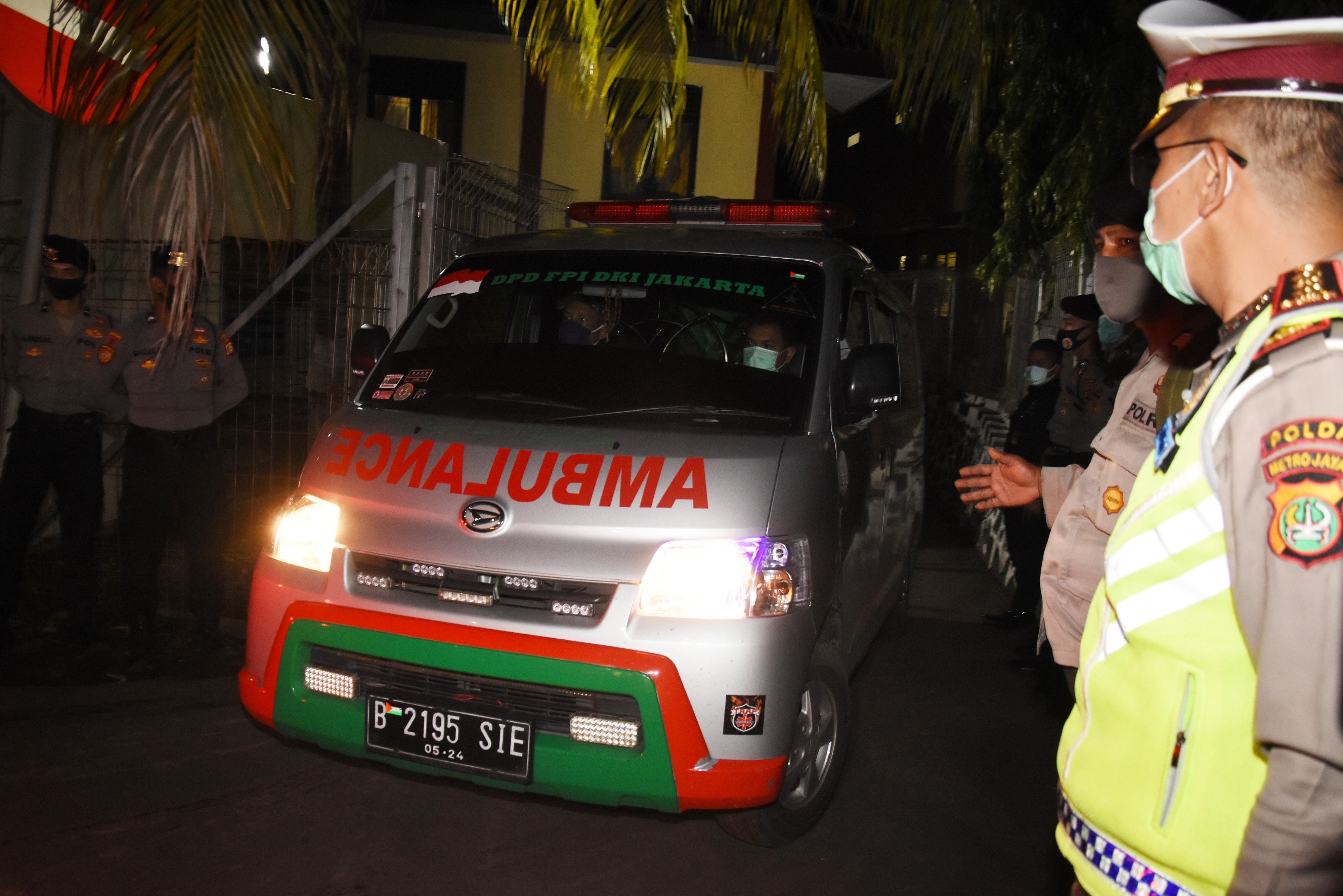 obil ambulans membawa jenazah pengikut pimpinan FPI Rizieq Shihab meninggalkan RS Polri Kramat Jati di Jakarta, Selasa (8/12). 