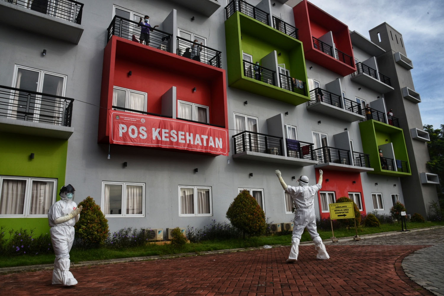 Relawan dan tim medis memimpin senam pagi pasien orang tanpa gejala (OTG) dan pasien dalam pengawasan (PDP) kategori ringan covid-19.