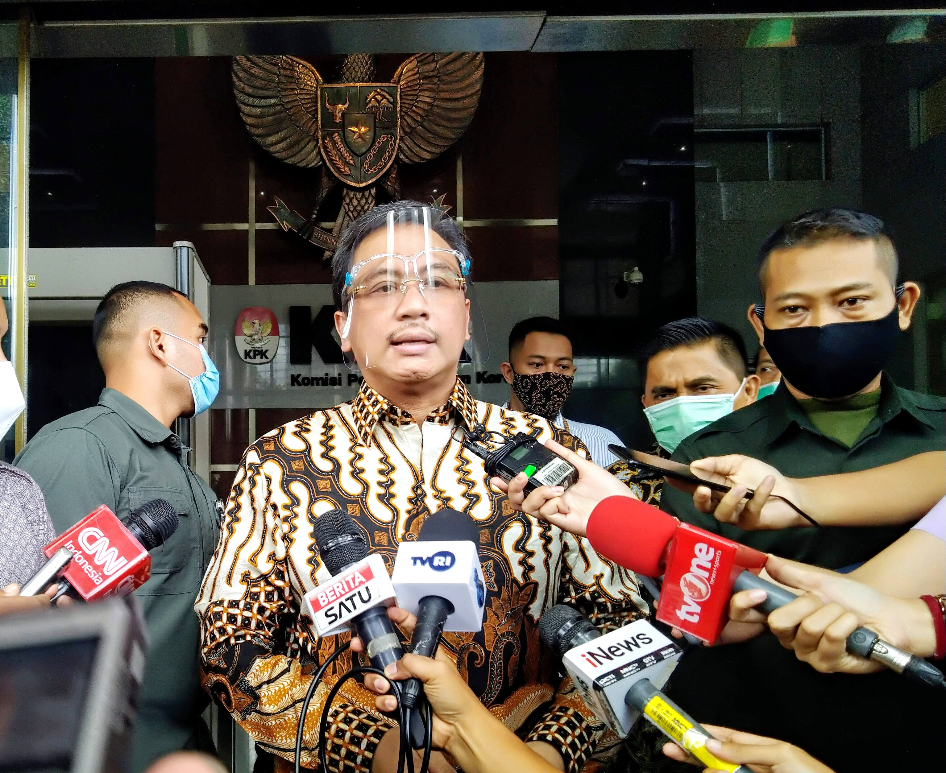 etua Badan Pemeriksa Keuangan (BPK) Agung Firman Sampurna (batik) memenuhi panggilan penyidik Komisi Pemberantasan Korupsi (KPK), Jakarta.