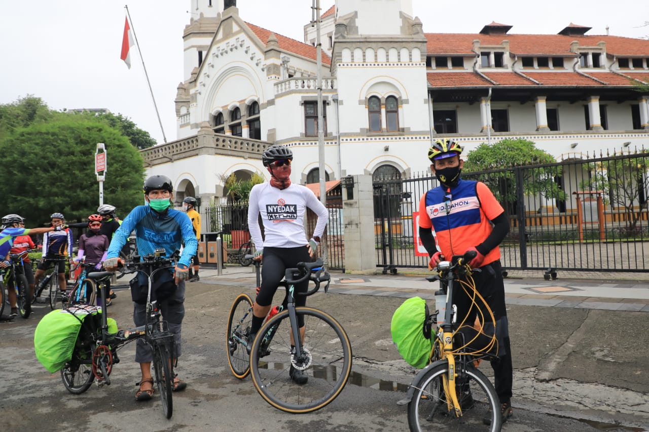 Gubernur Jawa Tengah Ganjar Pranowo kedatangan Medy Oslo dan Aziz, yang melakukan aksi gowes Tour de Anyer-Panarukan.