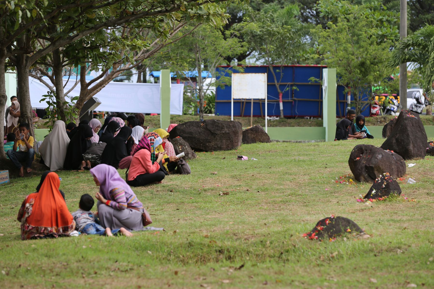 Keluarga korban berdoa di makam korban tsunami Ulee Lheue Banda Aceh, beberapa waktu lalu.