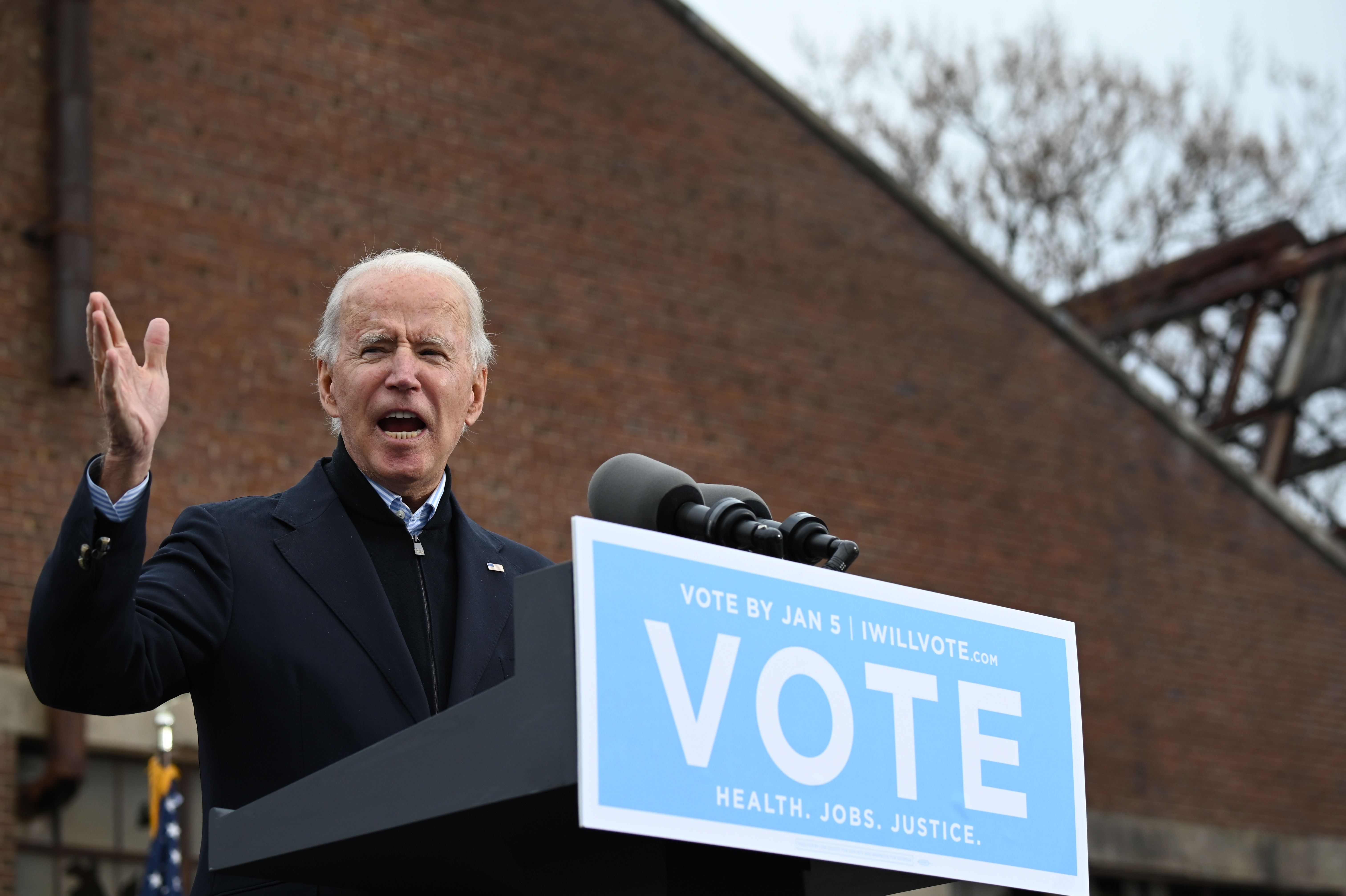 Presiden terpilih AS Joe Biden berbicara dalam rapat umum kampanye untuk mendukung kandidat Senat Demokrat di Atlanta, Georgia, kemarin.