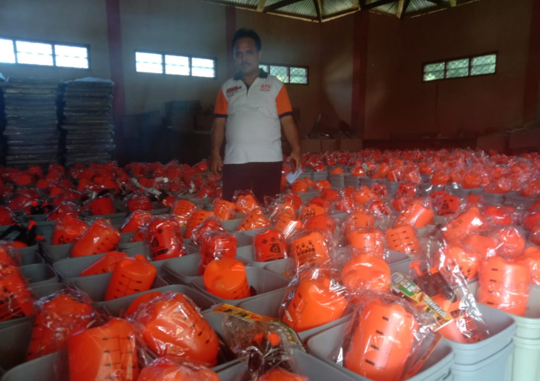 KPU Manggarai barat menyiapkan APD pemilu cegah Penularan covid-19.