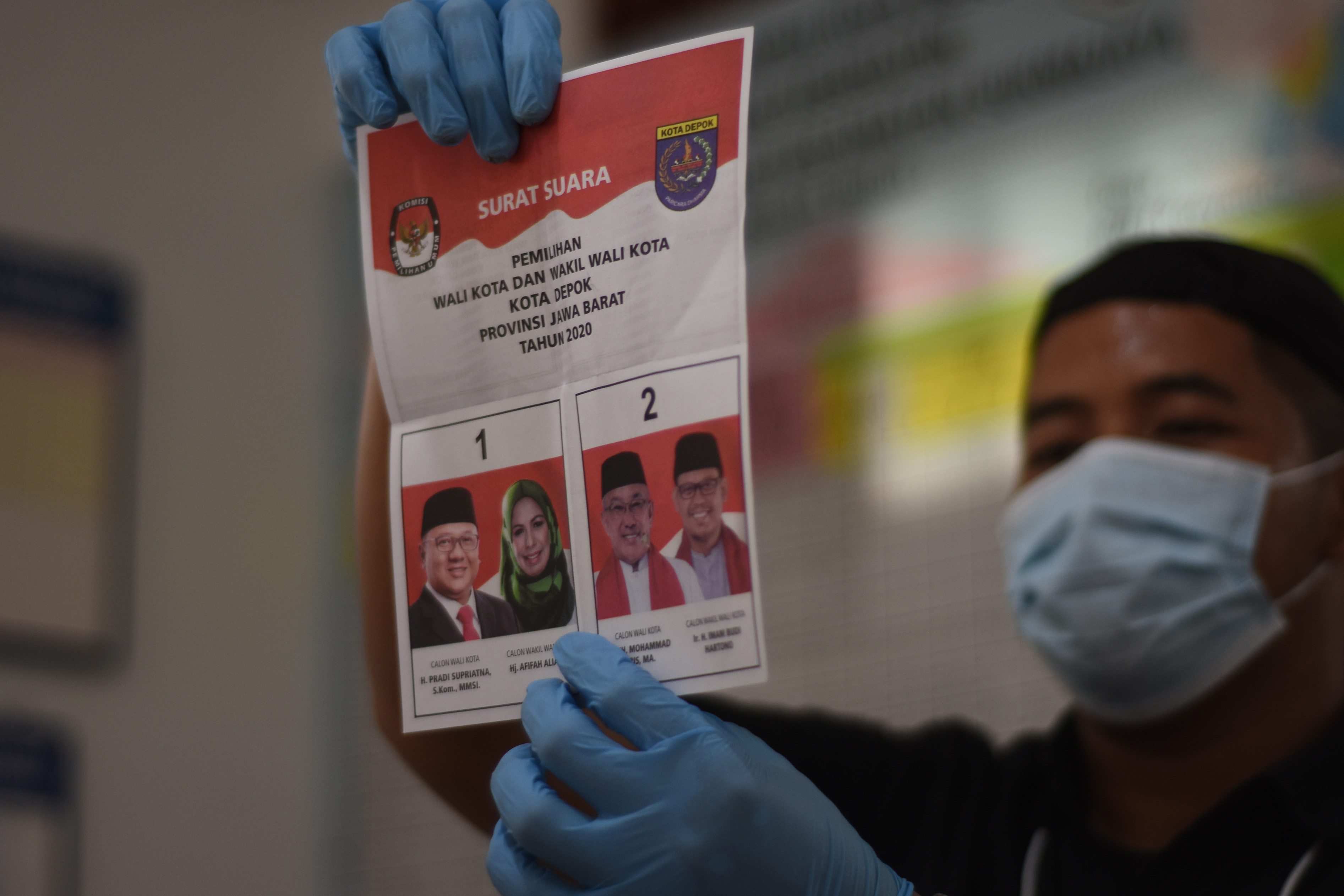 Petugas KPPS melakukan penghitungan suara Pilkada Kota Depok tahun 2020 di TPS 69, Depok, Jawa Barat, Rabu (9/12).