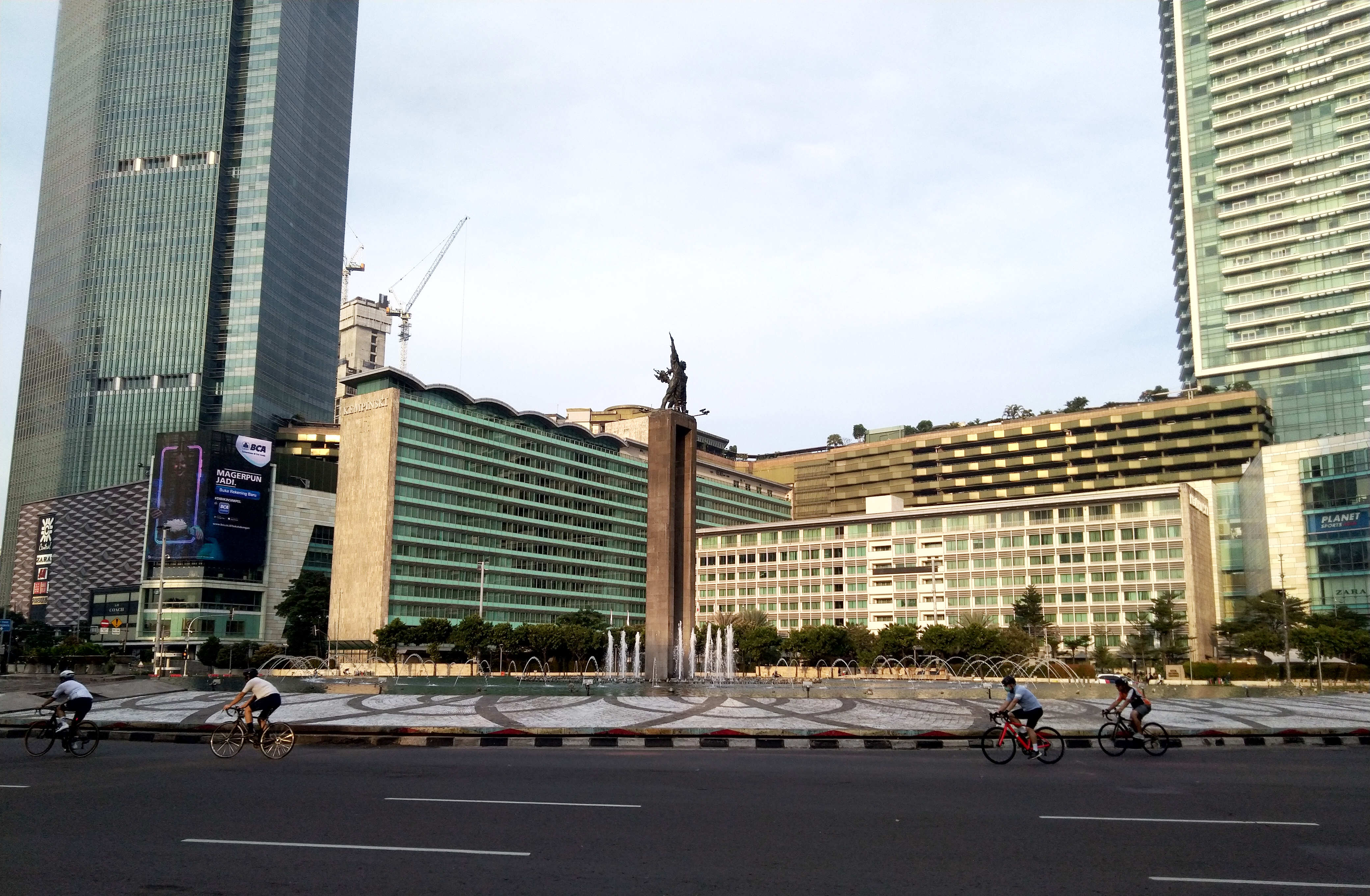  Pesepeda melintas di jalan Thamrin-Sudirman, Jakarta, Kamis (7/5/2020