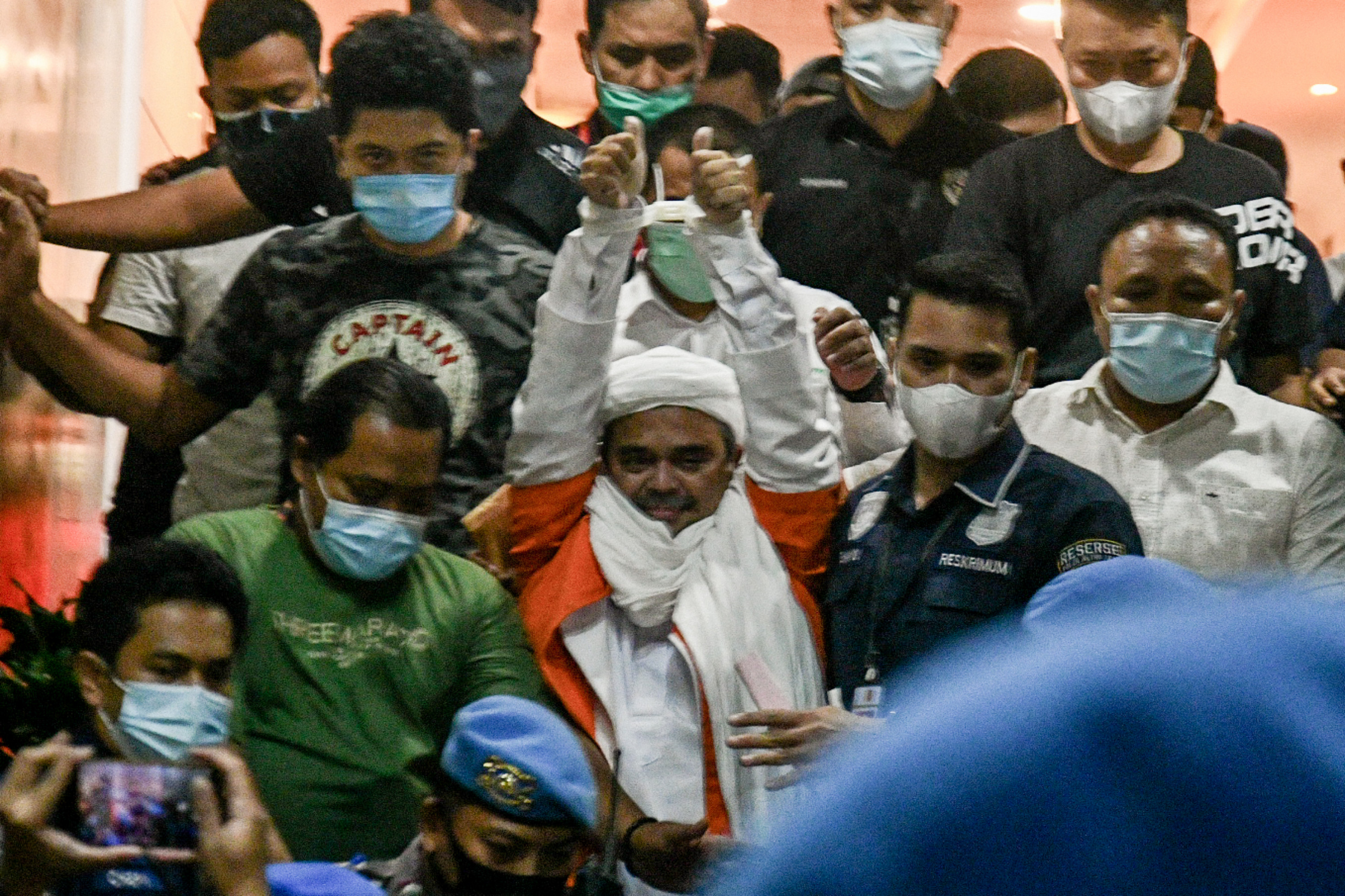 Pemimpin FPI Keluar dari ruang pemeriksaan Polda Metro Jaya dengan baju tahanan