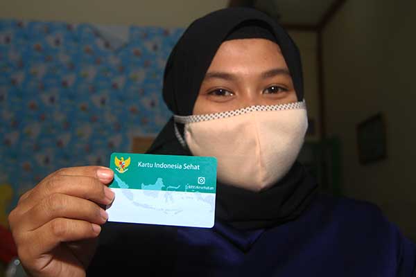 Warga Desa Madusari Nur Sufianti memperlihatkan Kartu Indonesia Sehat 