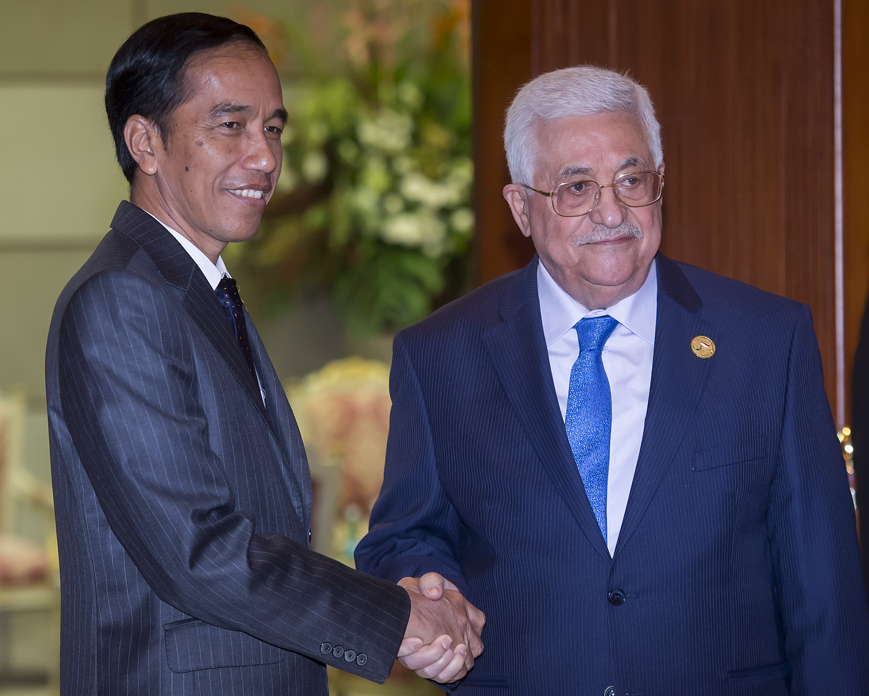 Presiden Joko Widodo  berjabat tangan dengan Presiden Palestina Mahmoud Abbas (kanan) saat pertemuan bilateral disela rangkaian KTT OKI ke 5