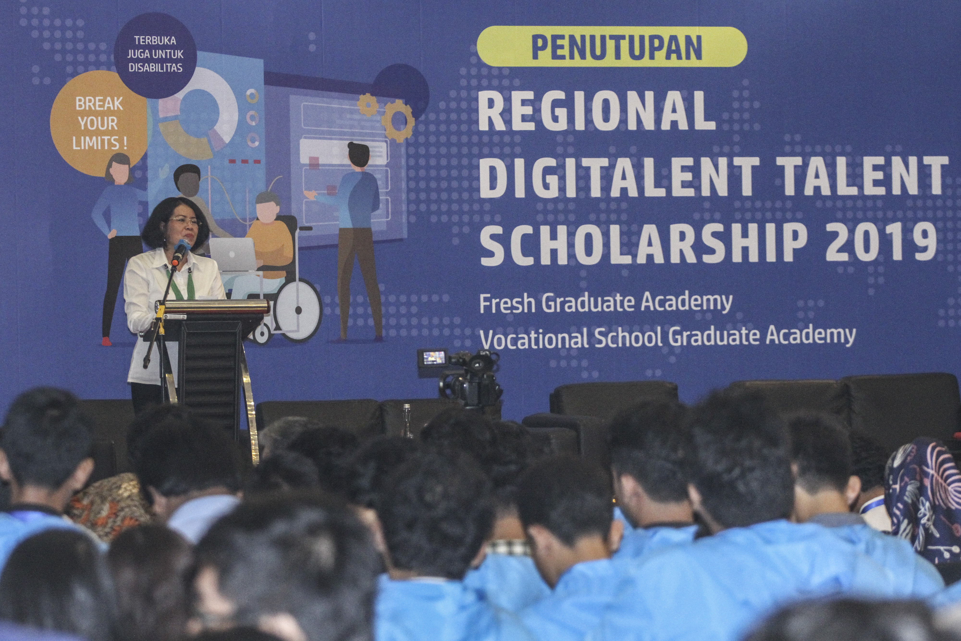 Sekjen Kominfo Rosarita Niken Widiastuti memberikan materi pada penutupan Digital Talent Scholarship di Depok, Jawa Barat.