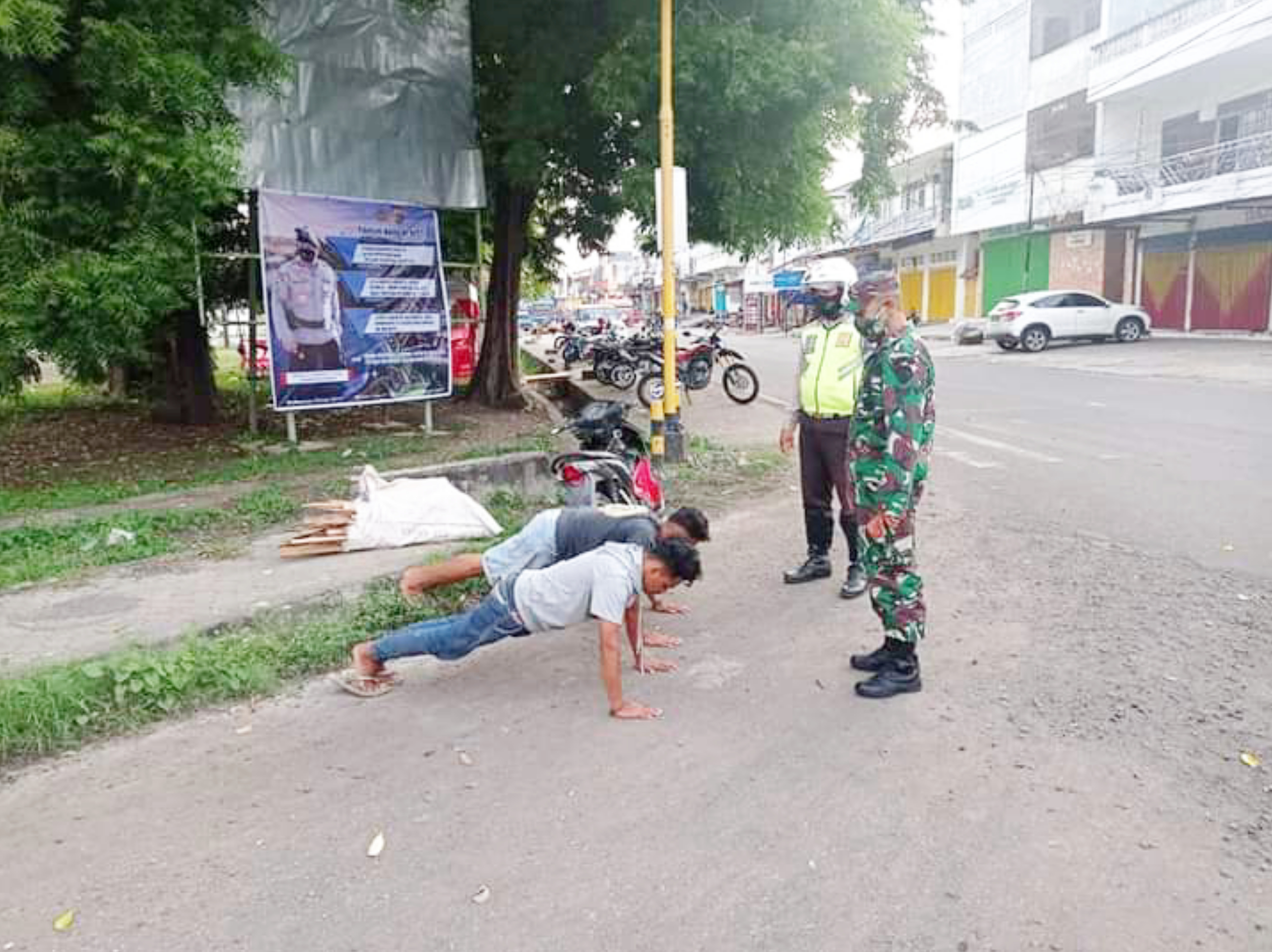 Warga Sikka dihukum push-up oleh anggota TNI/Polri karena kedapatan tidak memakai masker.