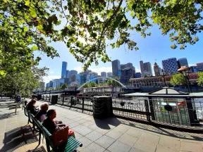 Pemandangan di salah satu sudut taman dan pedestrian Negara Bagian Victoria, Australia.