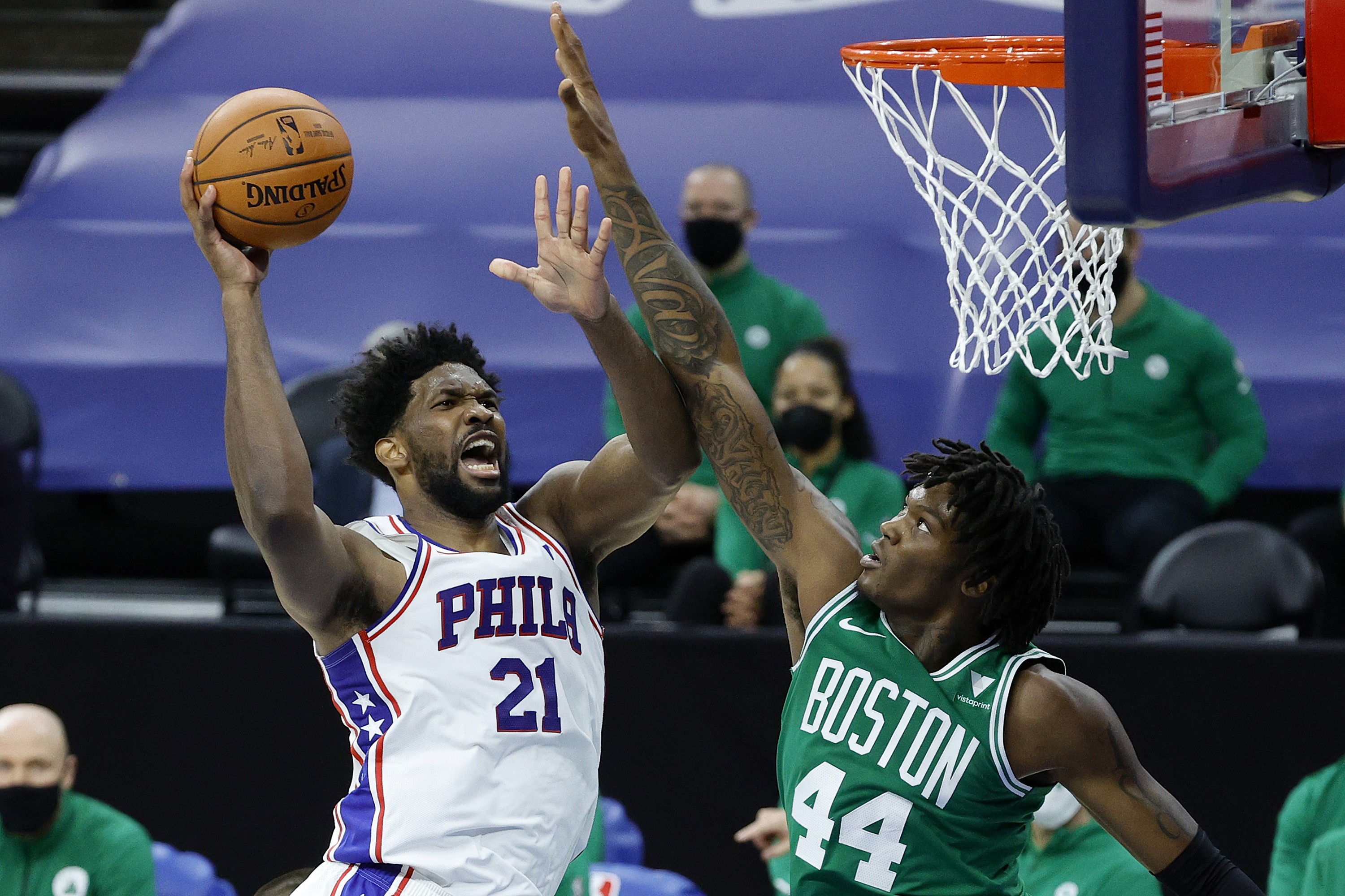  Pemain Philadelphia 76ers saat berupaya melewati hadangan pemain Boston Celtics.