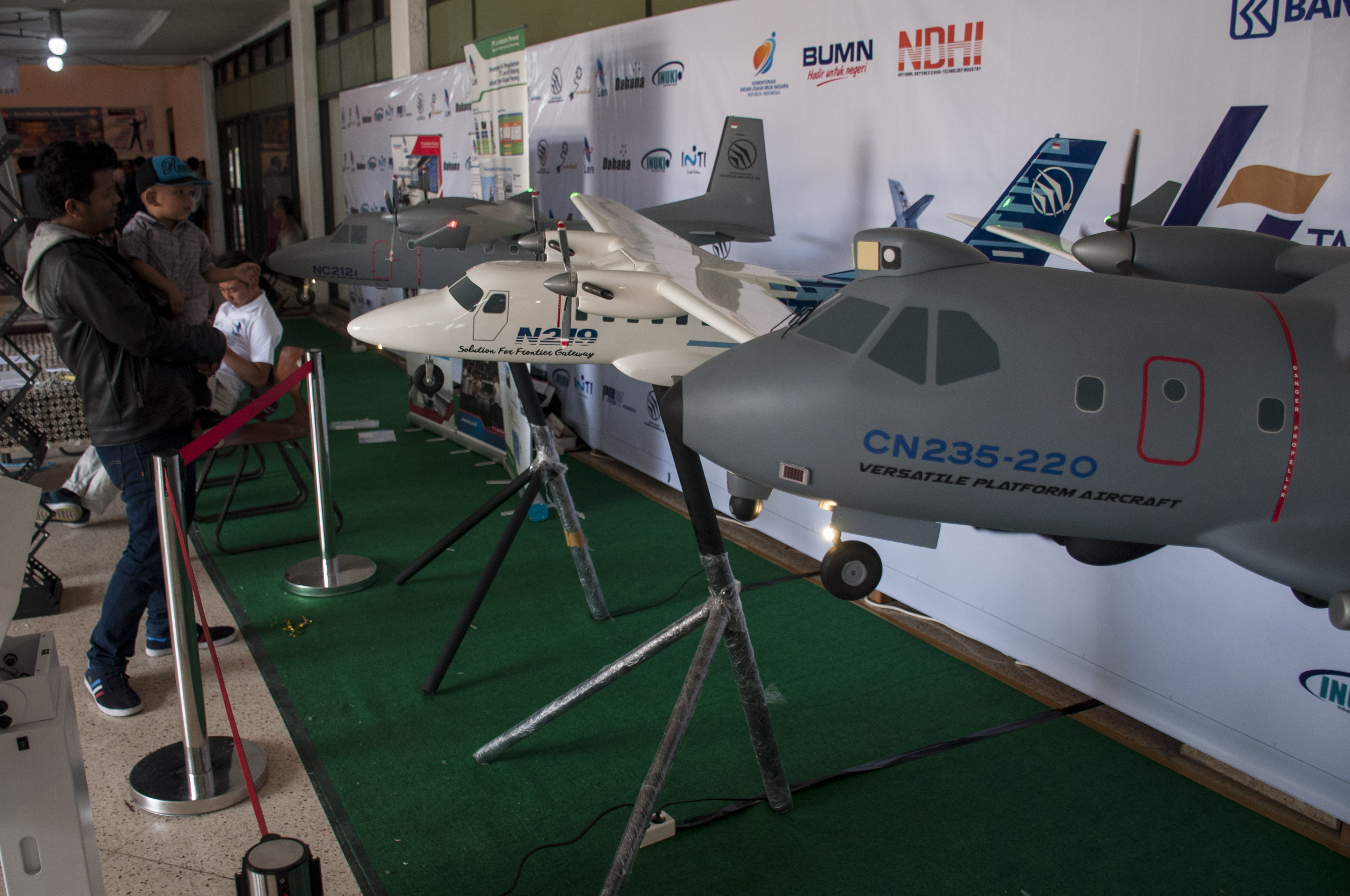 Pengunjung melihat sejumlah miniatur pesawat pada acara HUT Ke-43 PT Dirgantara Indonesia (PTDI) di Bandung, Jawa Barat, Sabtu (24/8/2019).