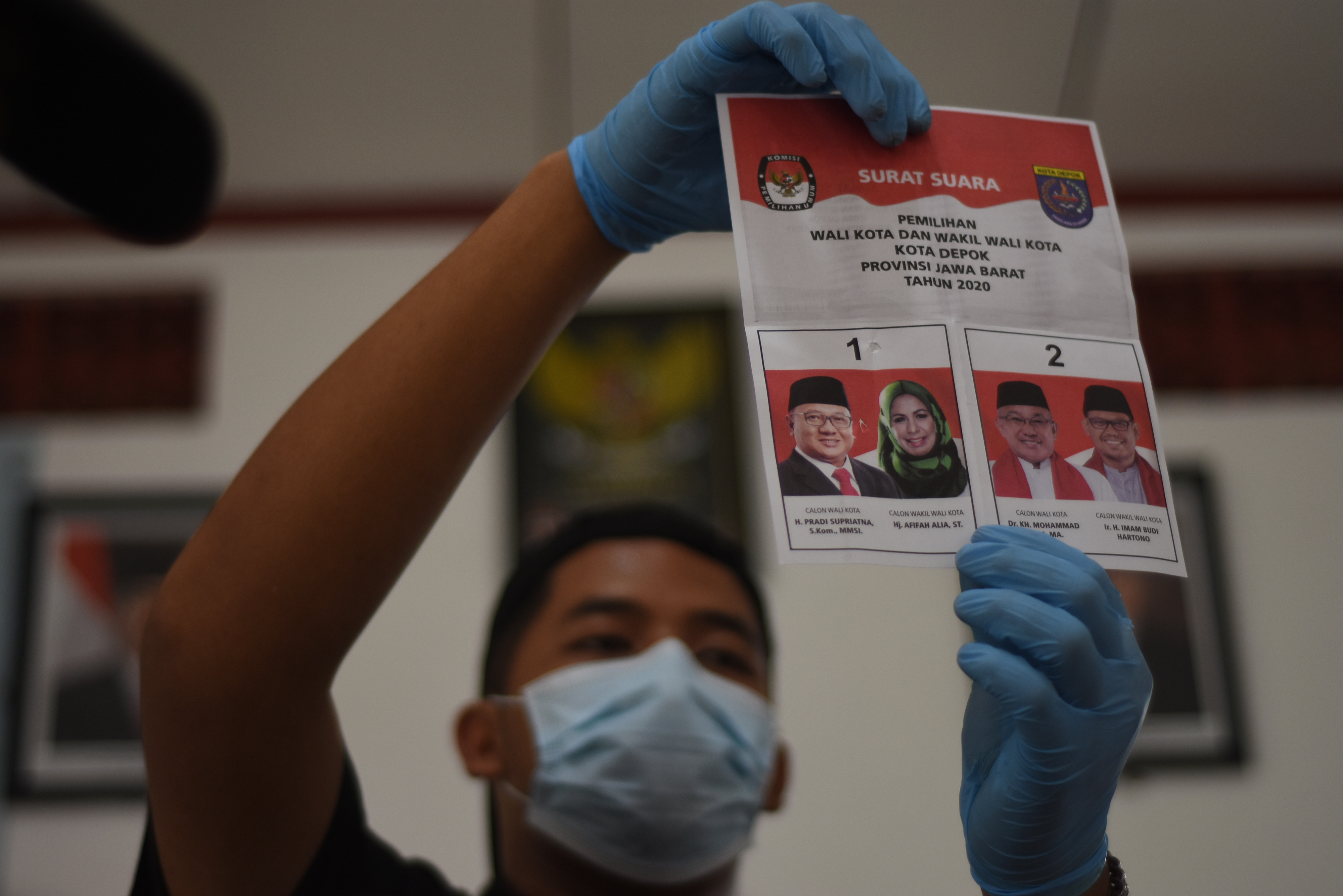 Petugas KPPS melakukan penghitungan suara Pilkada Kota Depok tahun 2020 di TPS 69, Depok, Jawa Barat, Rabu (9/12/2020).