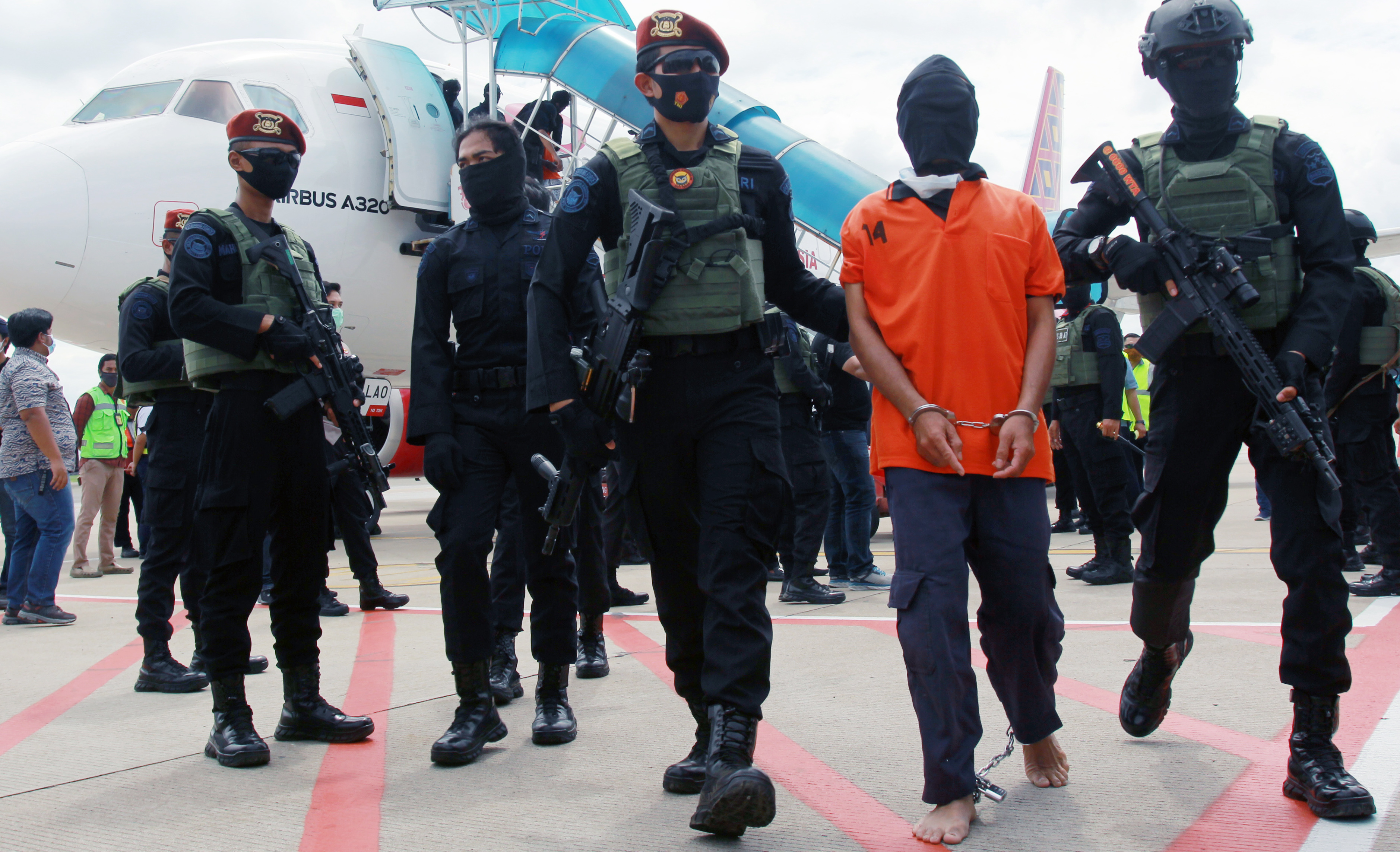 Terduga teroris Taufik Bulaga alias Upik Lawanga (oranye)