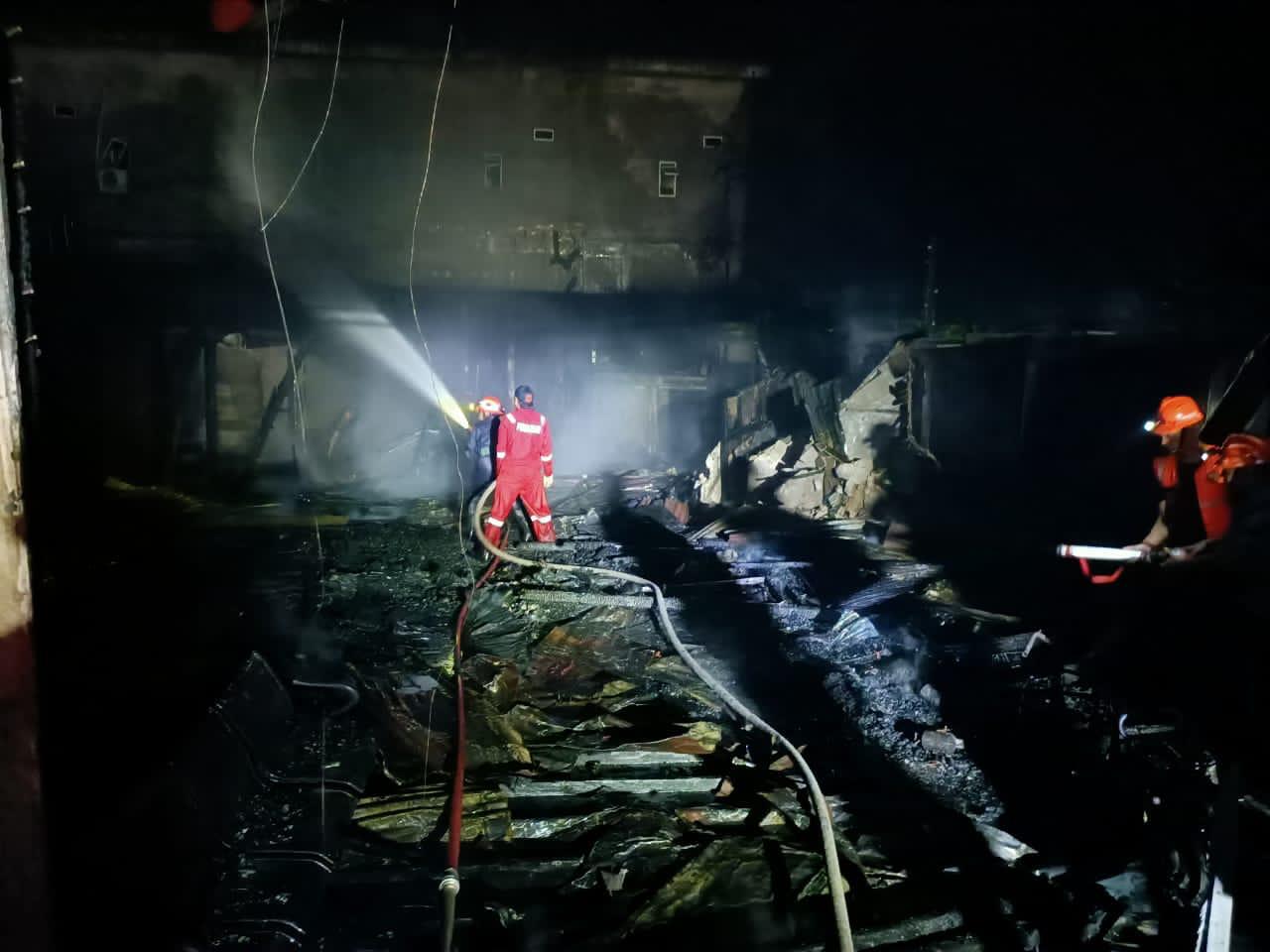 Kebakaran hebat menghanguskan penginapan Wisma Abu di Jalan Abdul Manaf, Tembilahan, Kabupaten Indragiri Hilir, Riau, Senin (14/12/2020).