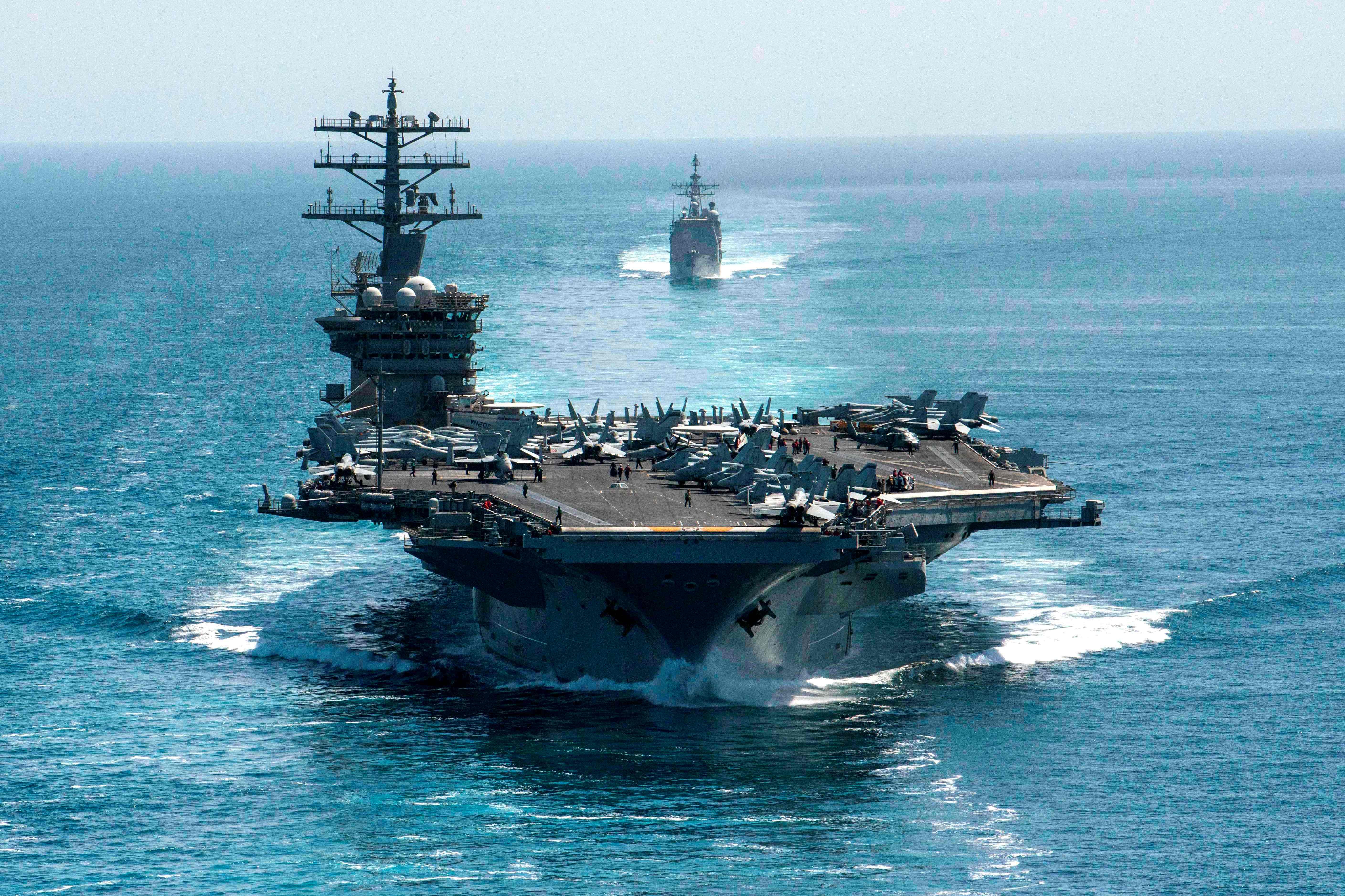 Kapal induk USS Nimitz (depan) selama transit di Selat Hormuz pada 18 September lalu.