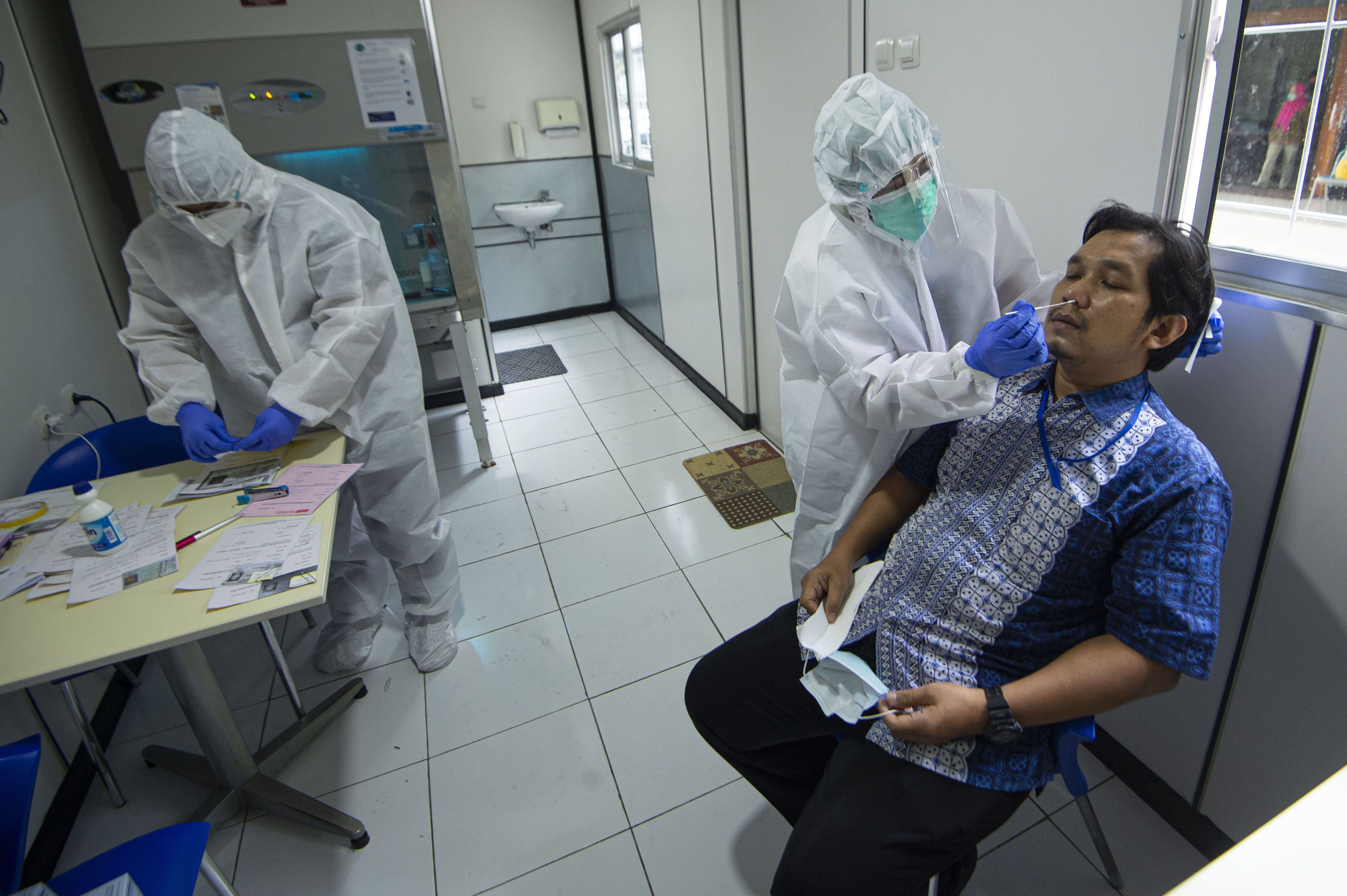 Petugas melakukan tes usap antigen di Jakarta, Jumat (16/10/2020).