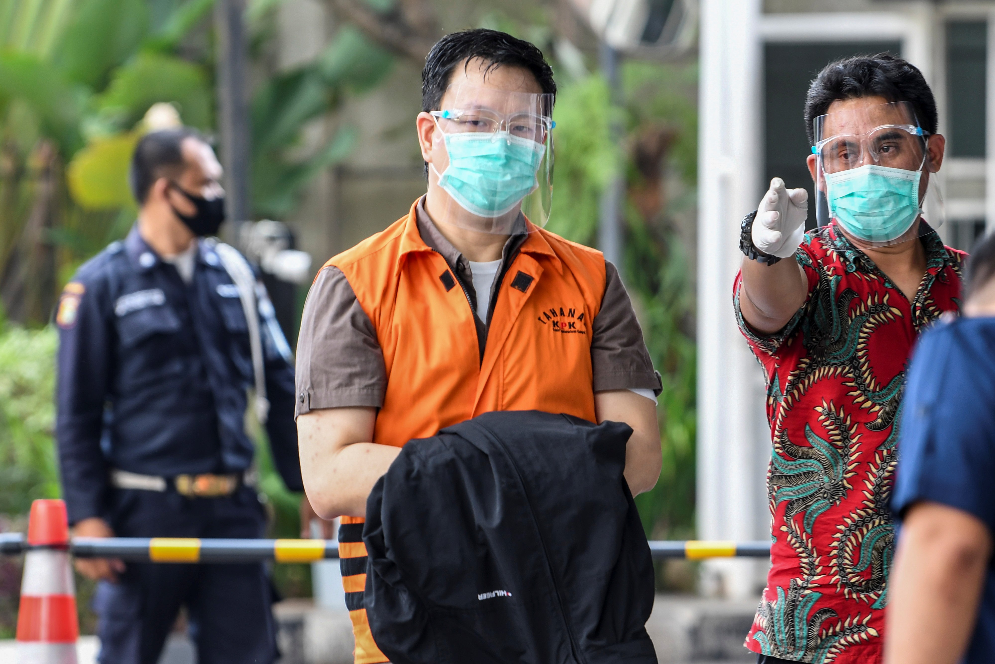 Tersangka Direktur PT Multicon Indrajaya Terminal (MIT) Hiendra Soenjoto (tengah) 